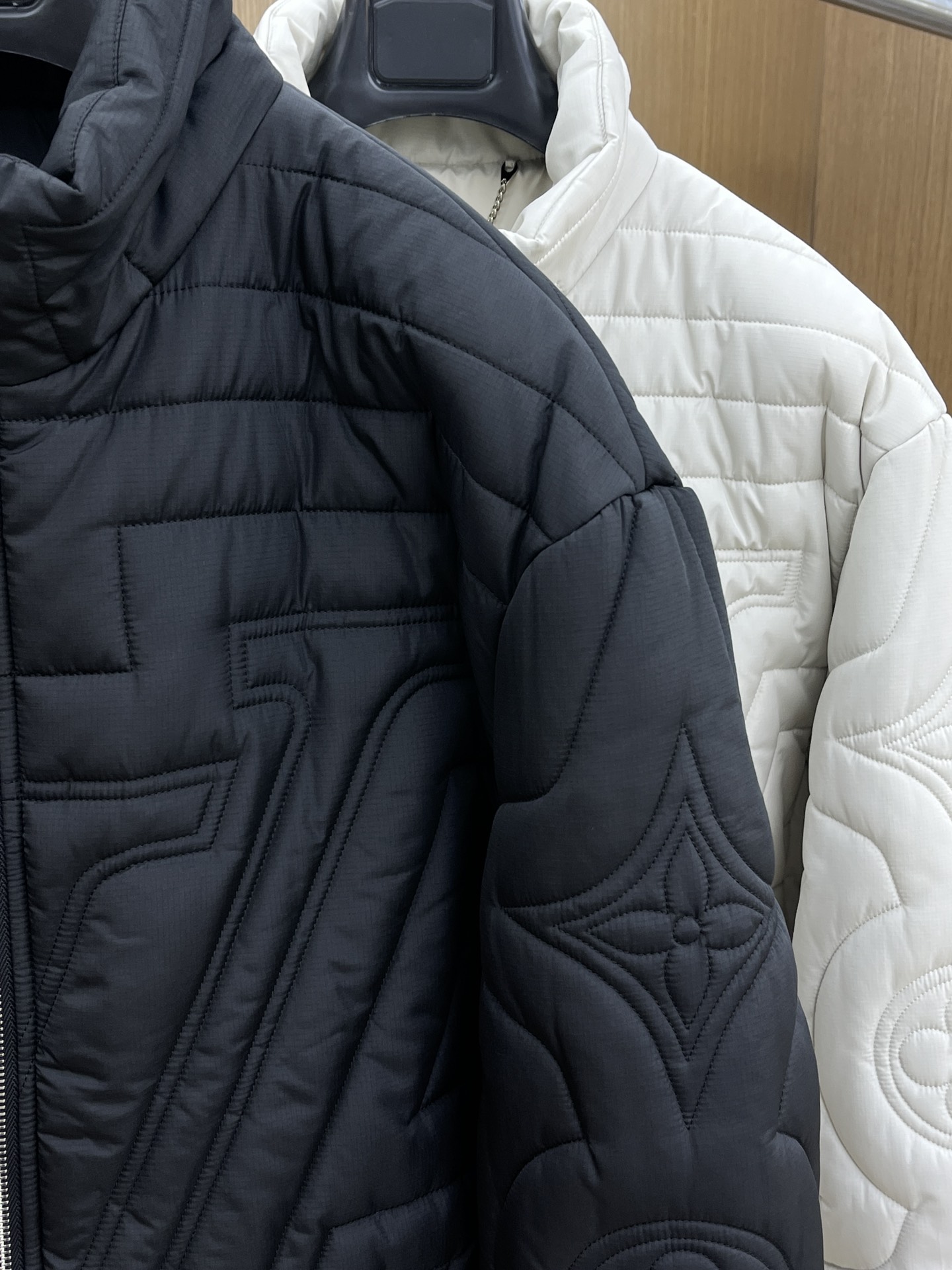 秋冬 棉服🆕1V*路易威登 高版本 2025AW秋冬新款菱型格棉外套，这款菱型格棉服外套采用裥棉设计，手