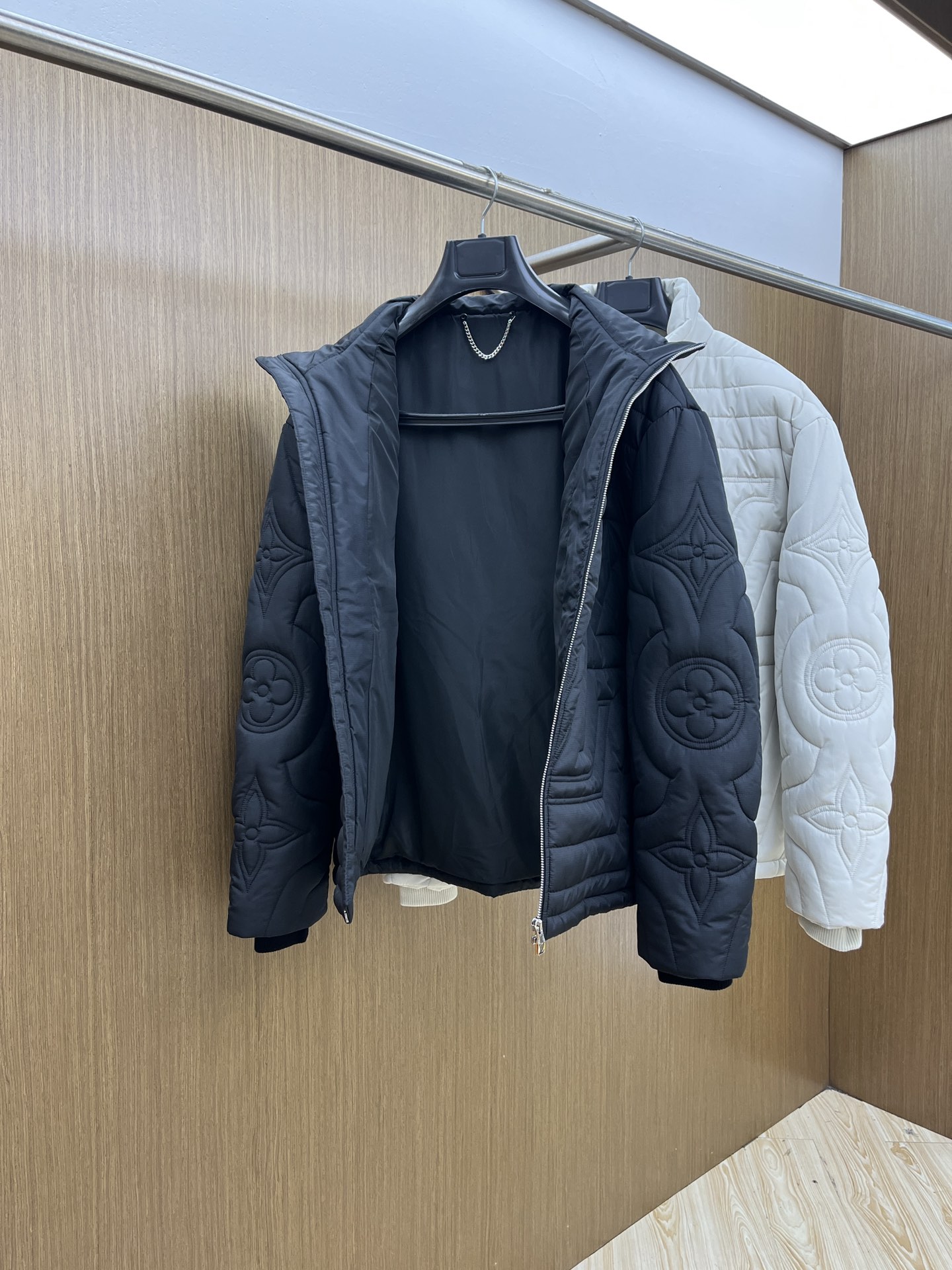 秋冬 棉服🆕1V*路易威登 高版本 2025AW秋冬新款菱型格棉外套，这款菱型格棉服外套采用裥棉设计，手