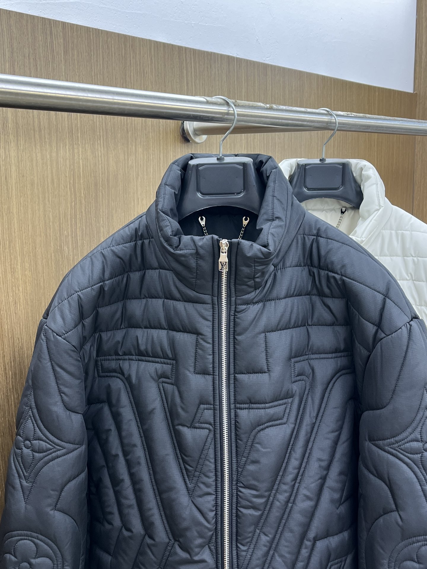 秋冬 棉服🆕1V*路易威登 高版本 2025AW秋冬新款菱型格棉外套，这款菱型格棉服外套采用裥棉设计，手