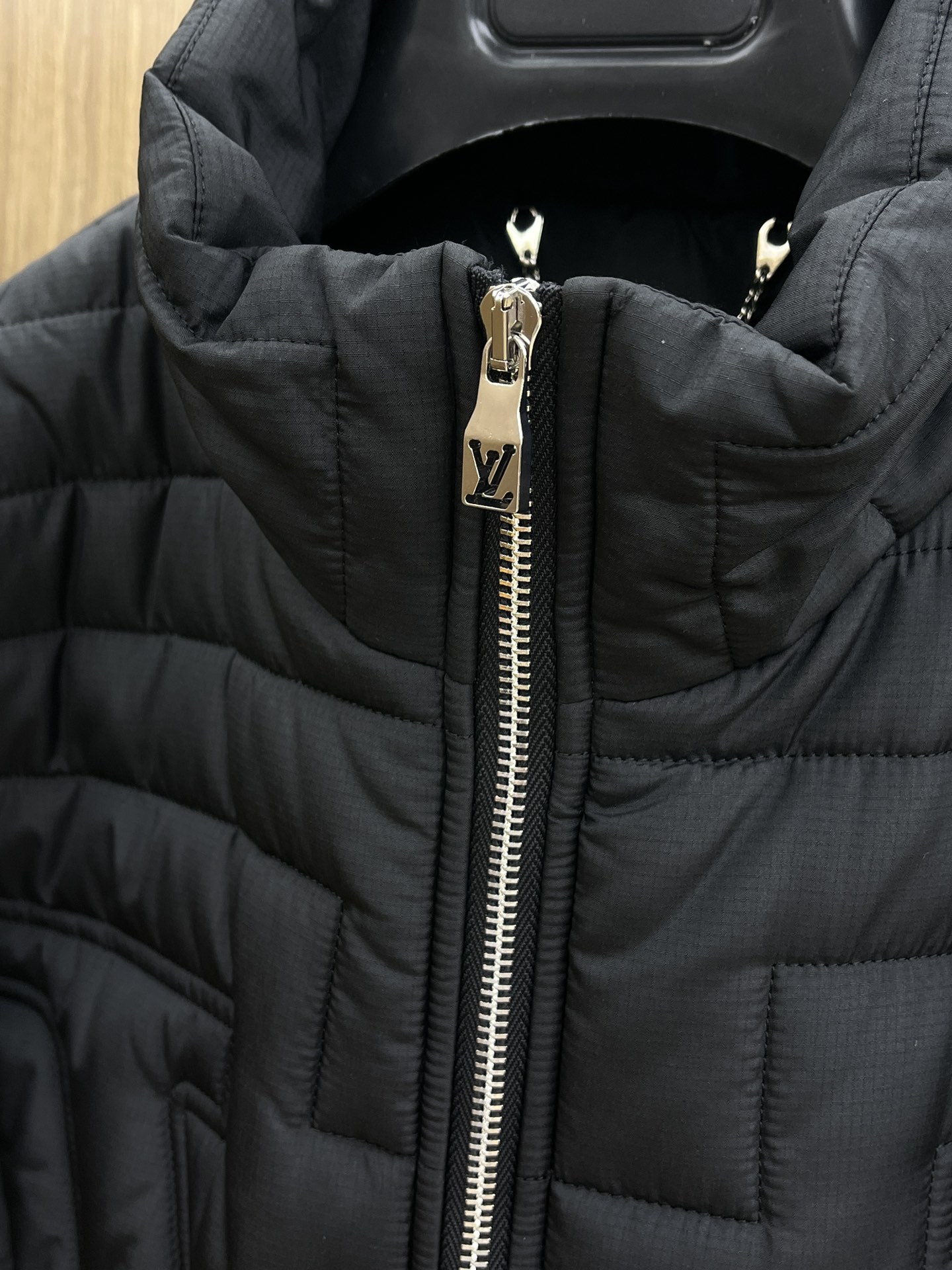 秋冬 棉服🆕1V*路易威登 高版本 2025AW秋冬新款菱型格棉外套，这款菱型格棉服外套采用裥棉设计，手