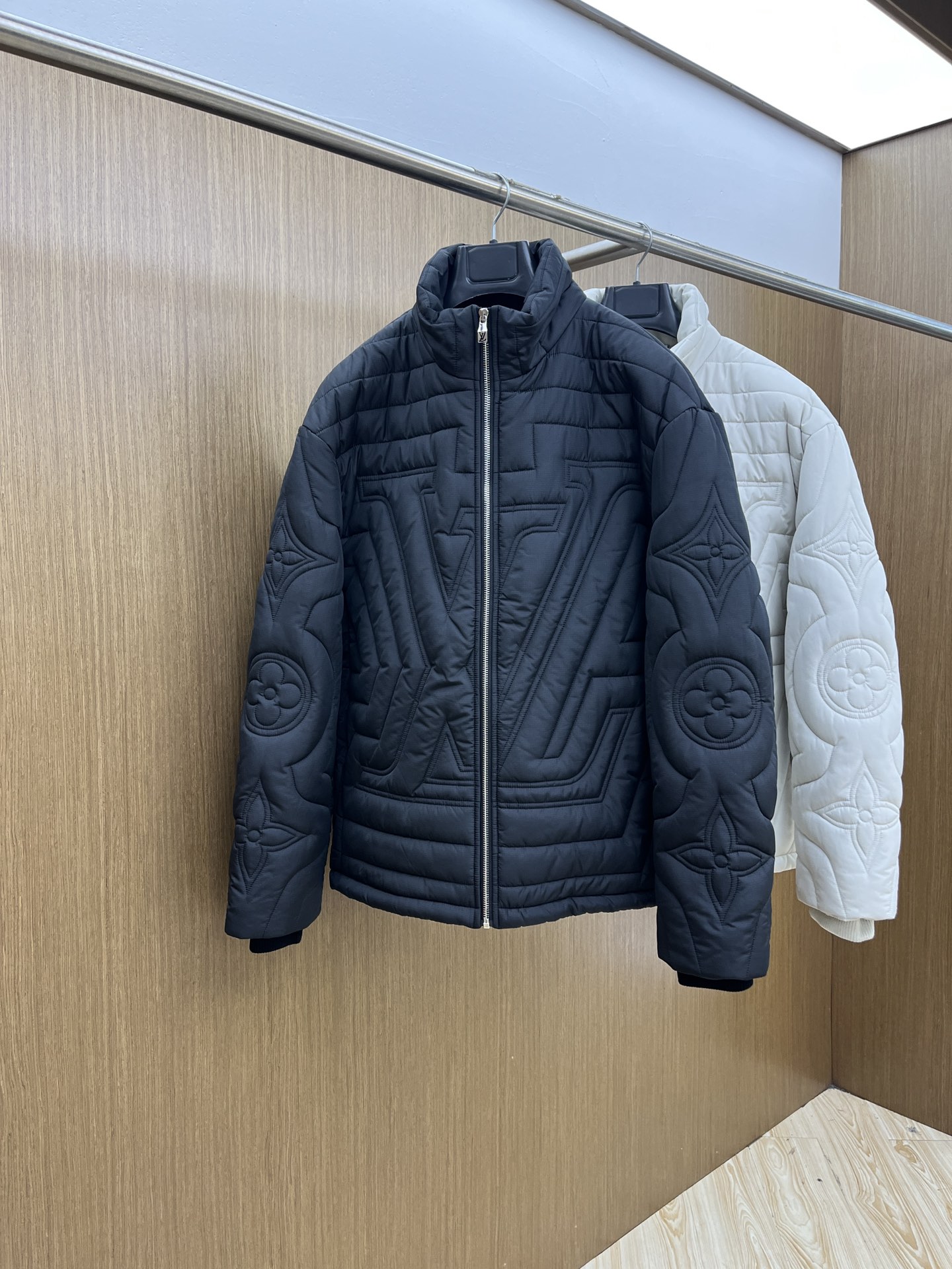 NO:522573,Autumn and winter cotton jacket 1V* Louis Vuitton High-version 2025AW autumn and winter new diamond-shaped cotton jacket, this diamond-shaped cotton jacket adopts a pleated cotton design, which feels very comfortable. It is not only warm but also high-end. The button-style opening and closing can better highlight the temperament of the clothes. The upper body is fashionable and versatile, and the fsh is in line with everyday wear and is one of the must-have items in winter. Highly recommended!  Size M-3XL, louis vuitton, jackets & coats,alexander wang19860909秋冬 棉服1V*路易威登 高版本 2025AW秋冬新款菱型格棉外套,这款菱型格棉服外套采用裥棉设计,手感非常舒服,不仅保暖还上档次,纽扣式式开合更能凸显衣服的气质,上身时尚百搭,fsh符合日常各种穿搭,是冬季的必备佳品之一.强烈推荐！ 尺码M-3XL,,louis vuitton,jackets & coats,alexander wang,Men's clothing