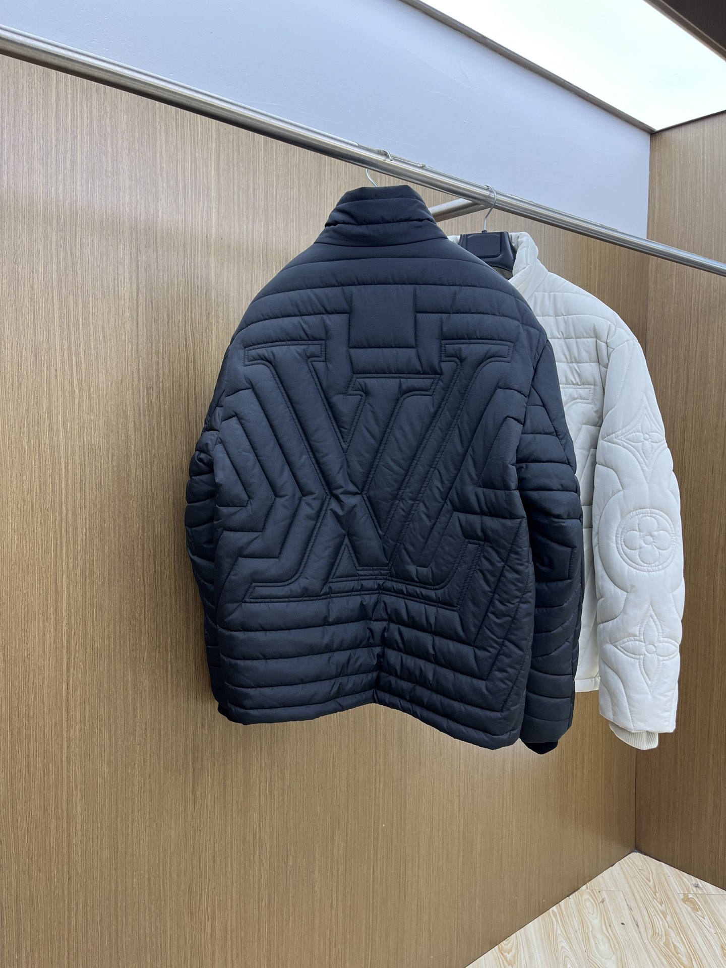 秋冬 棉服🆕1V*路易威登 高版本 2025AW秋冬新款菱型格棉外套，这款菱型格棉服外套采用裥棉设计，手