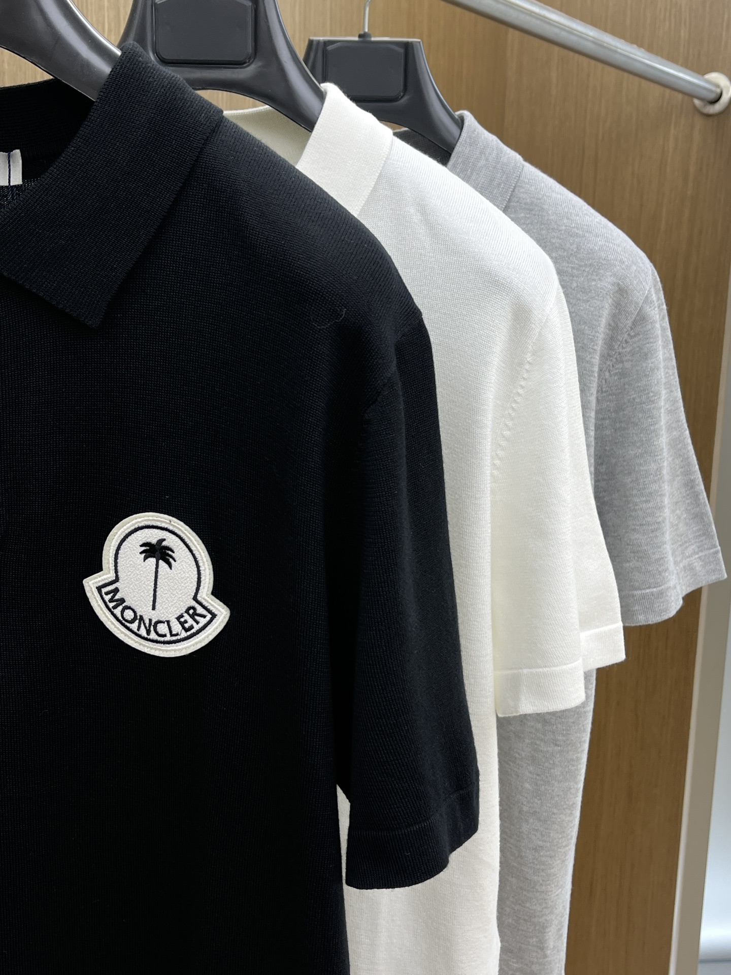 新品 Mon 🔥🔥春夏新品针织翻领Polo衫，进口纱线针织面料，手感柔软。胸前图案采用立体刺绣工艺，正面