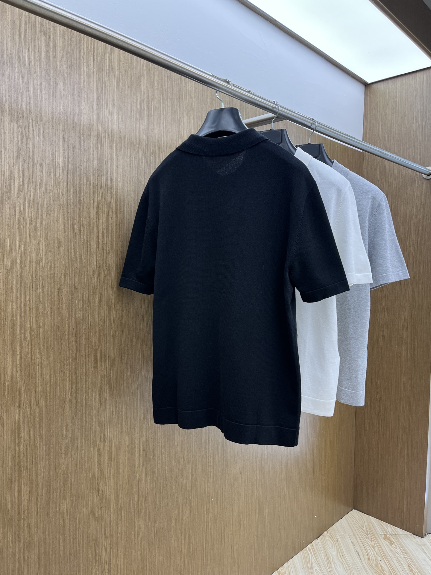 新品 Mon 🔥🔥春夏新品针织翻领Polo衫，进口纱线针织面料，手感柔软。胸前图案采用立体刺绣工艺，正面