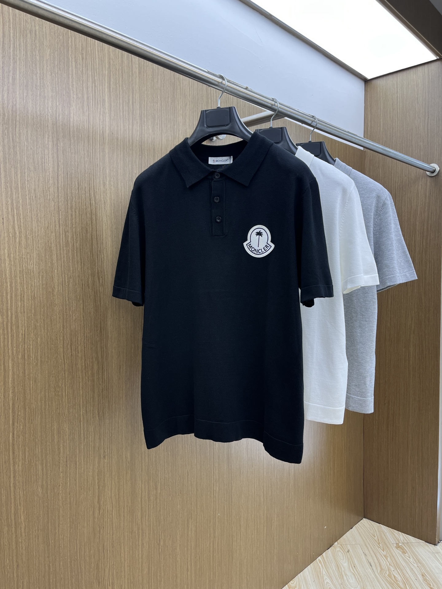 新品 Mon 🔥🔥春夏新品针织翻领Polo衫，进口纱线针织面料，手感柔软。胸前图案采用立体刺绣工艺，正面