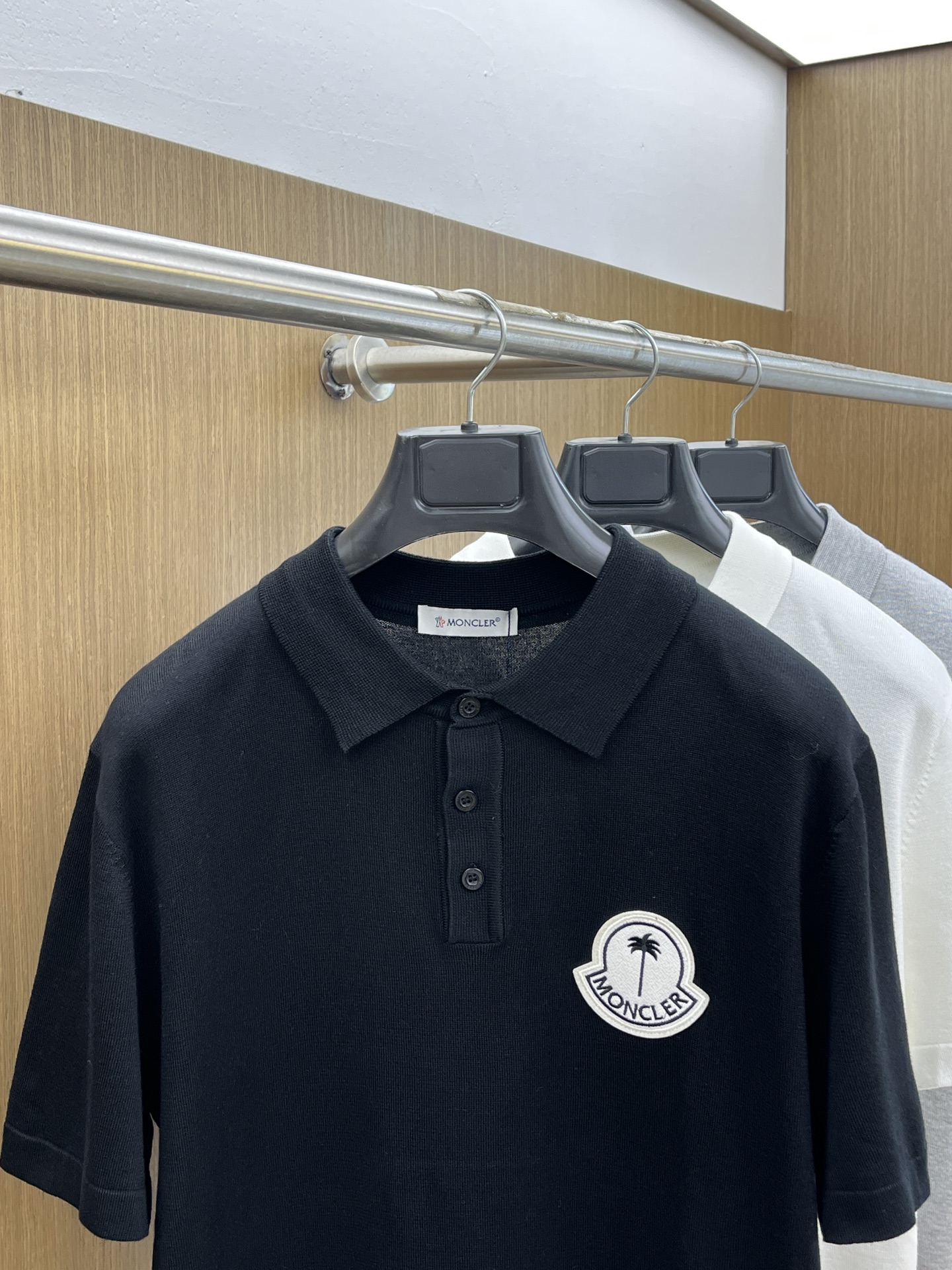 新品 Mon 🔥🔥春夏新品针织翻领Polo衫，进口纱线针织面料，手感柔软。胸前图案采用立体刺绣工艺，正面