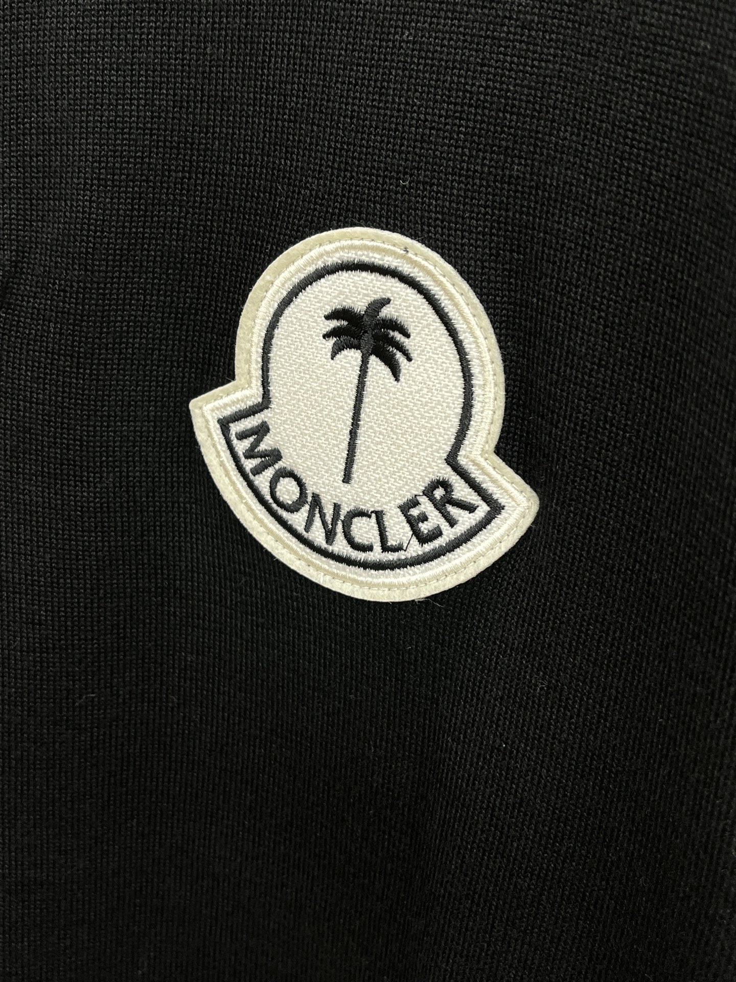 新品 Mon 🔥🔥春夏新品针织翻领Polo衫，进口纱线针织面料，手感柔软。胸前图案采用立体刺绣工艺，正面