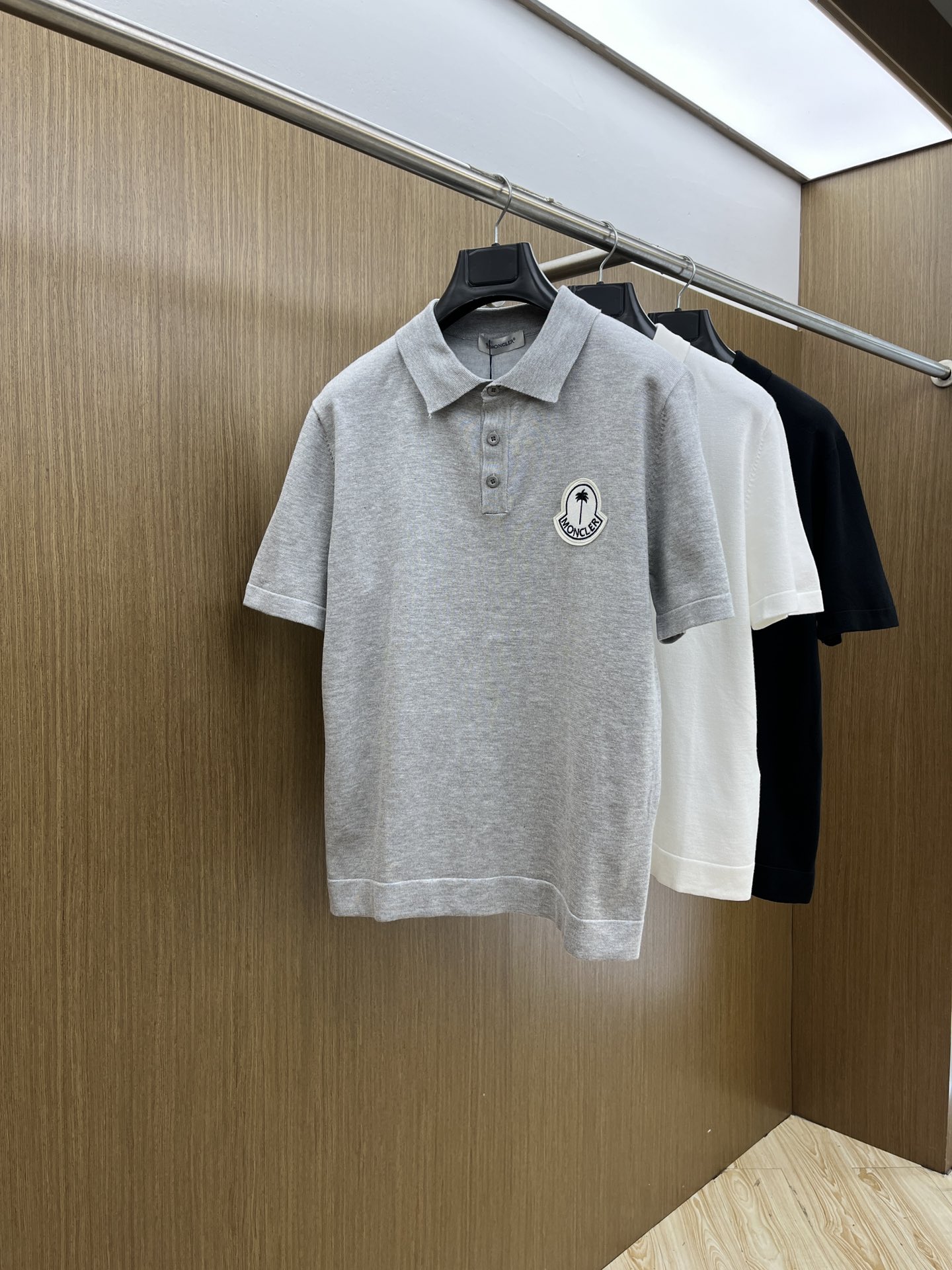 新品 Mon 🔥🔥春夏新品针织翻领Polo衫，进口纱线针织面料，手感柔软。胸前图案采用立体刺绣工艺，正面