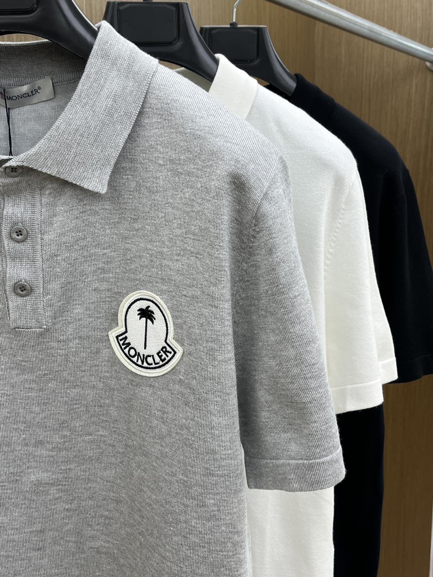 新品 Mon 🔥🔥春夏新品针织翻领Polo衫，进口纱线针织面料，手感柔软。胸前图案采用立体刺绣工艺，正面