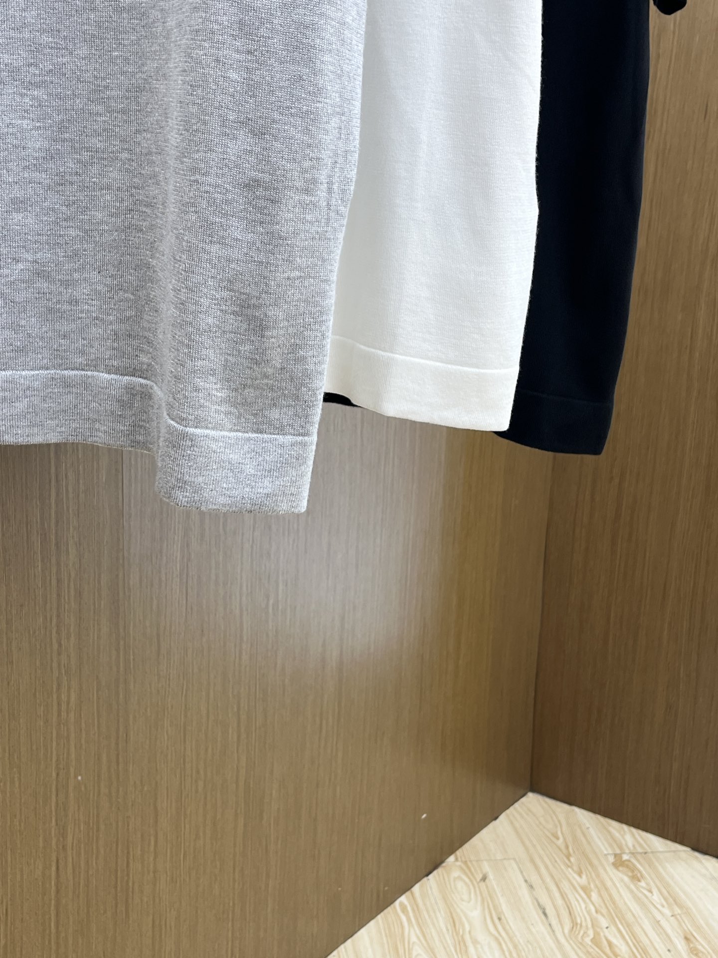 新品 Mon 🔥🔥春夏新品针织翻领Polo衫，进口纱线针织面料，手感柔软。胸前图案采用立体刺绣工艺，正面