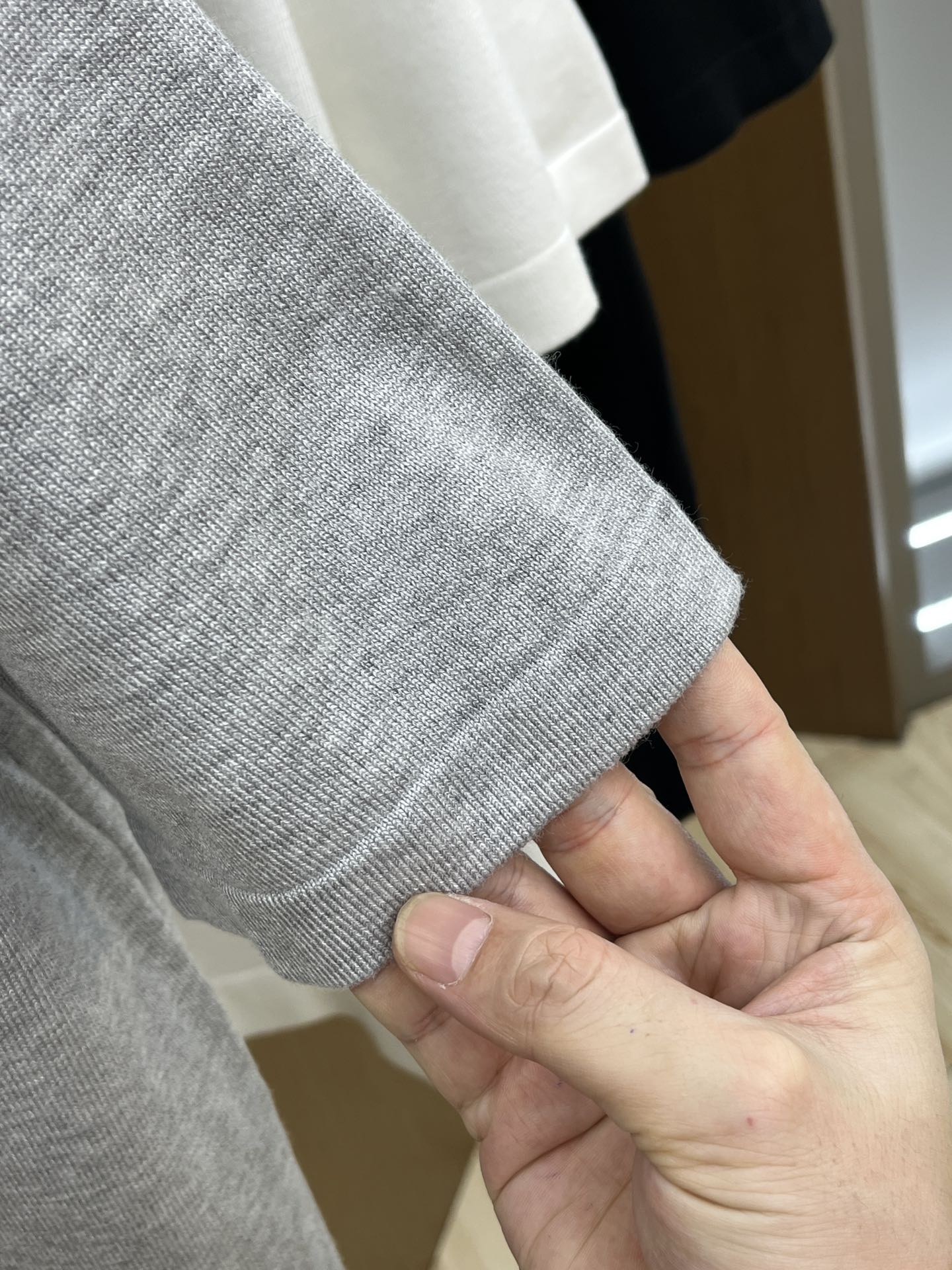 新品 Mon 🔥🔥春夏新品针织翻领Polo衫，进口纱线针织面料，手感柔软。胸前图案采用立体刺绣工艺，正面