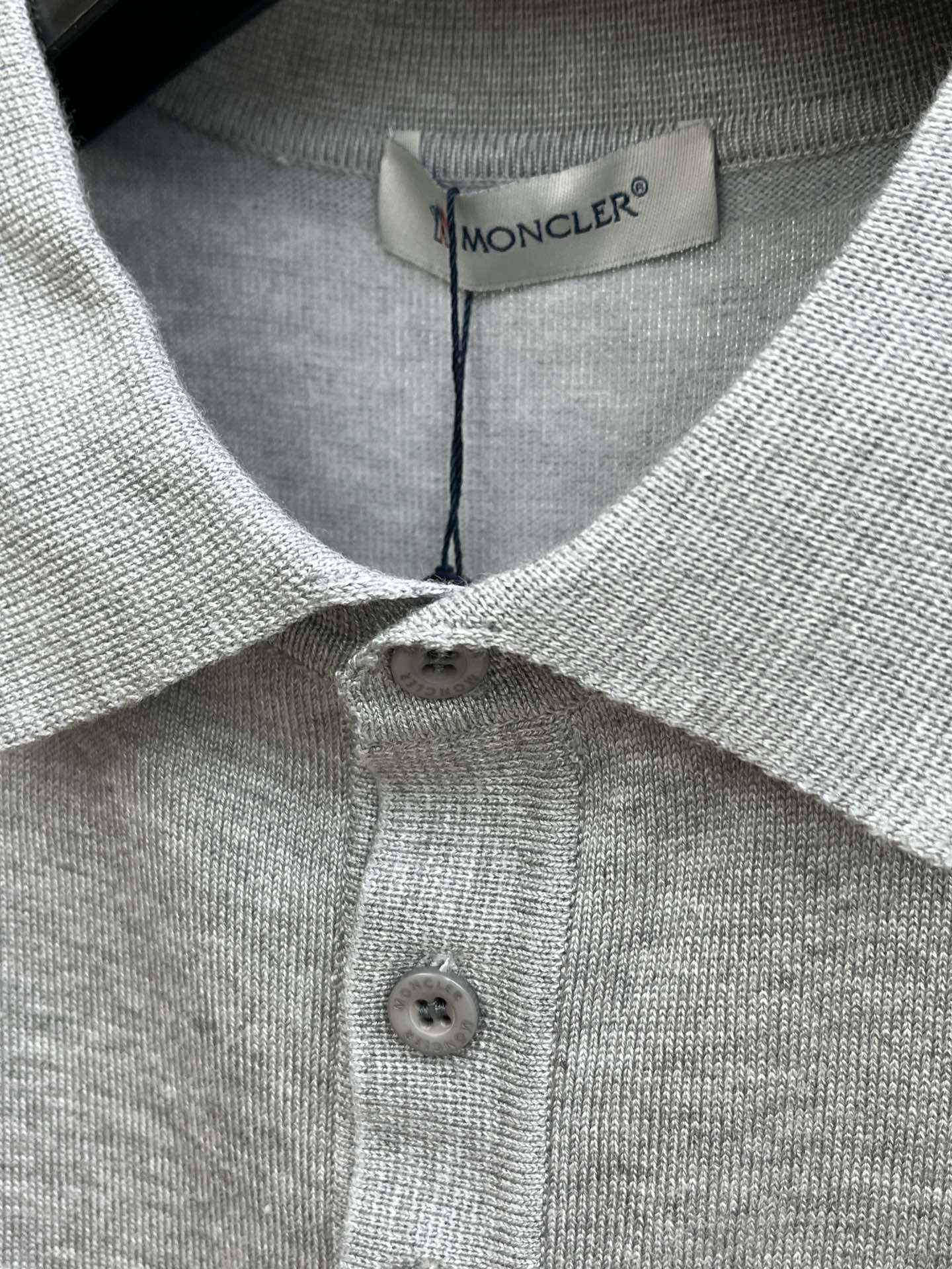 新品 Mon 🔥🔥春夏新品针织翻领Polo衫，进口纱线针织面料，手感柔软。胸前图案采用立体刺绣工艺，正面