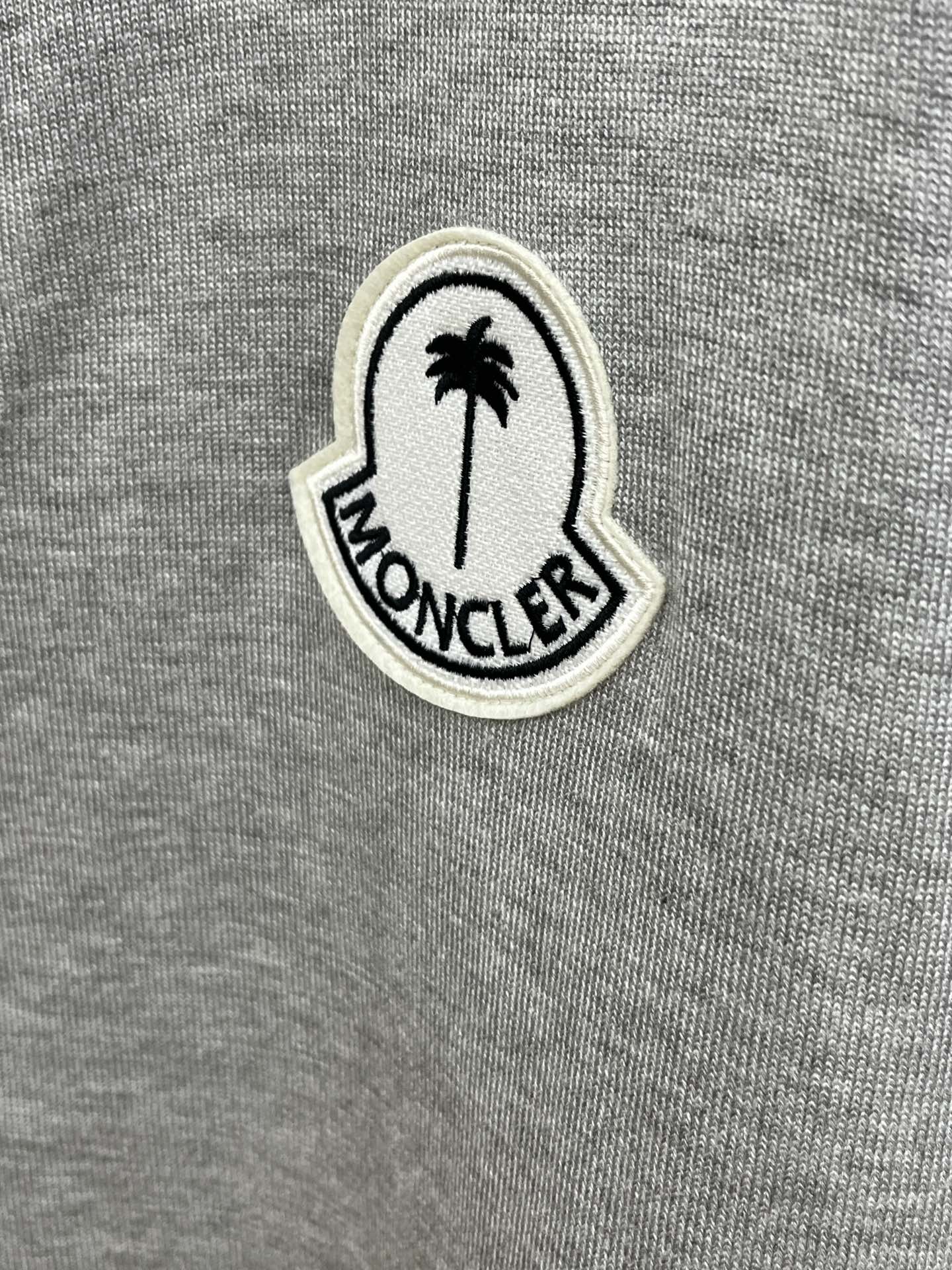 新品 Mon 🔥🔥春夏新品针织翻领Polo衫，进口纱线针织面料，手感柔软。胸前图案采用立体刺绣工艺，正面