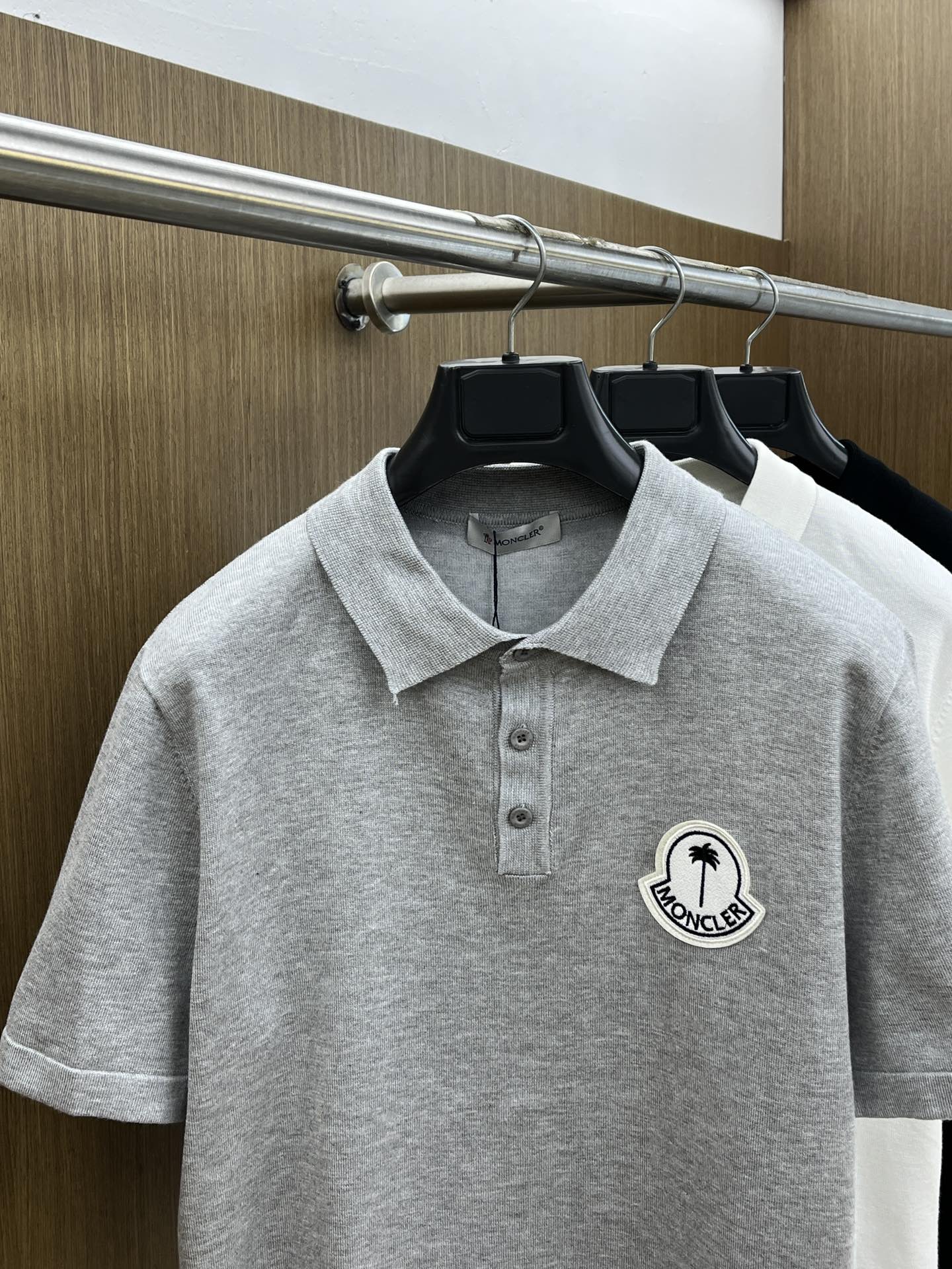 新品 Mon 🔥🔥春夏新品针织翻领Polo衫，进口纱线针织面料，手感柔软。胸前图案采用立体刺绣工艺，正面