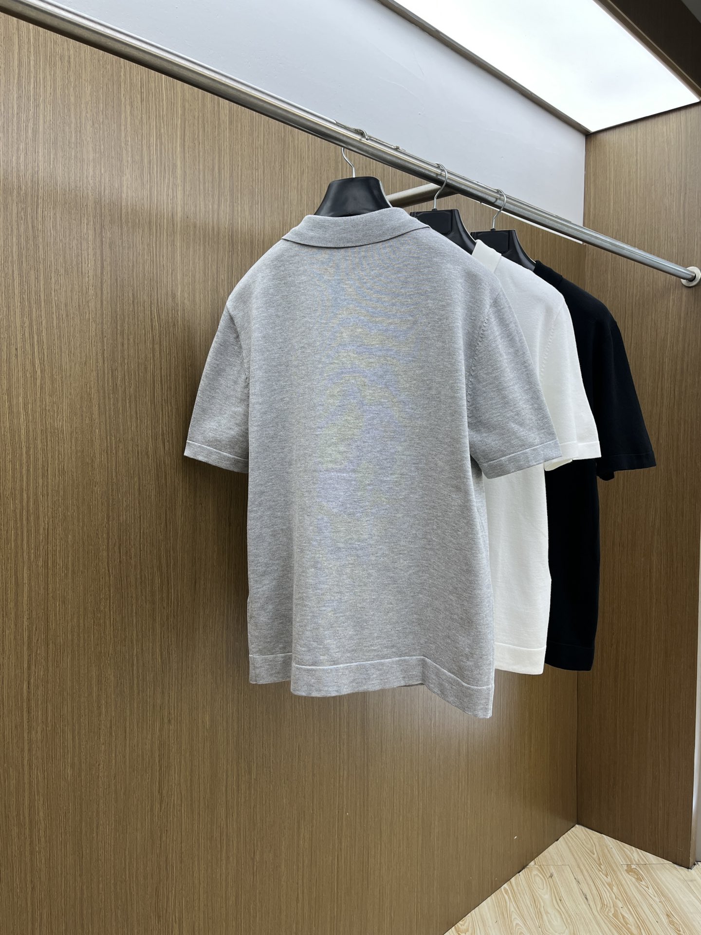 新品 Mon 🔥🔥春夏新品针织翻领Polo衫，进口纱线针织面料，手感柔软。胸前图案采用立体刺绣工艺，正面
