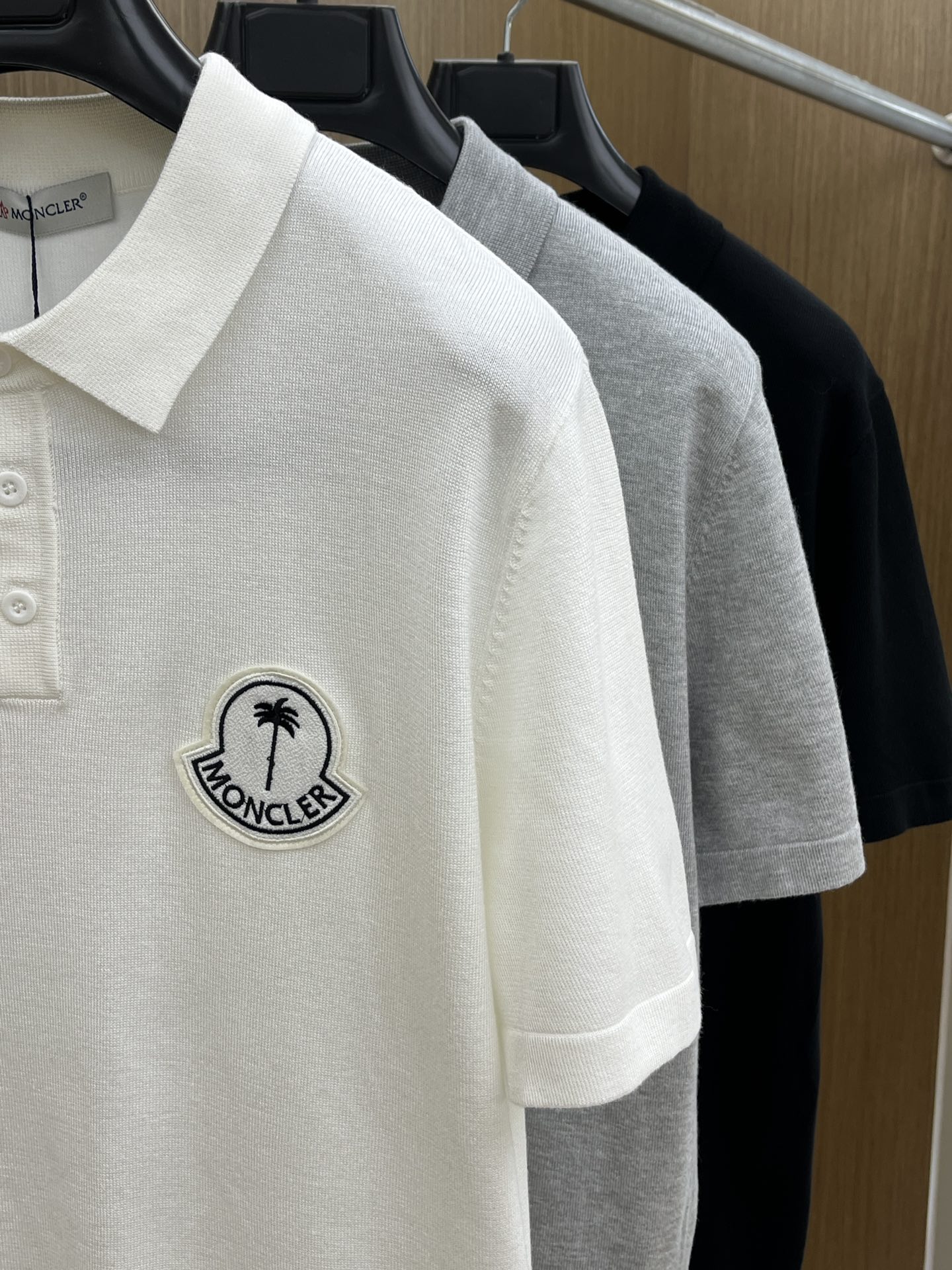 新品 Mon 🔥🔥春夏新品针织翻领Polo衫，进口纱线针织面料，手感柔软。胸前图案采用立体刺绣工艺，正面