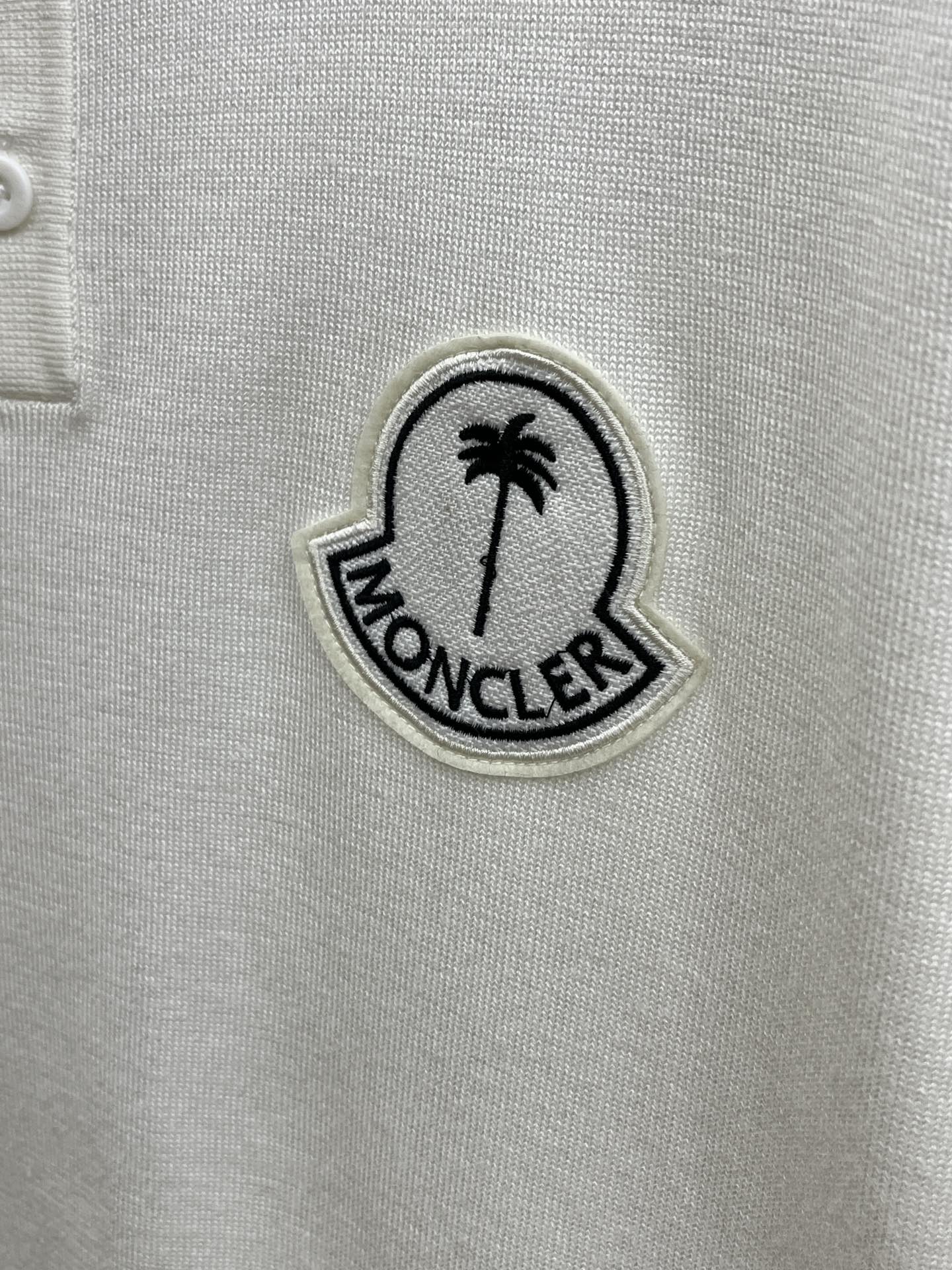 新品 Mon 🔥🔥春夏新品针织翻领Polo衫，进口纱线针织面料，手感柔软。胸前图案采用立体刺绣工艺，正面