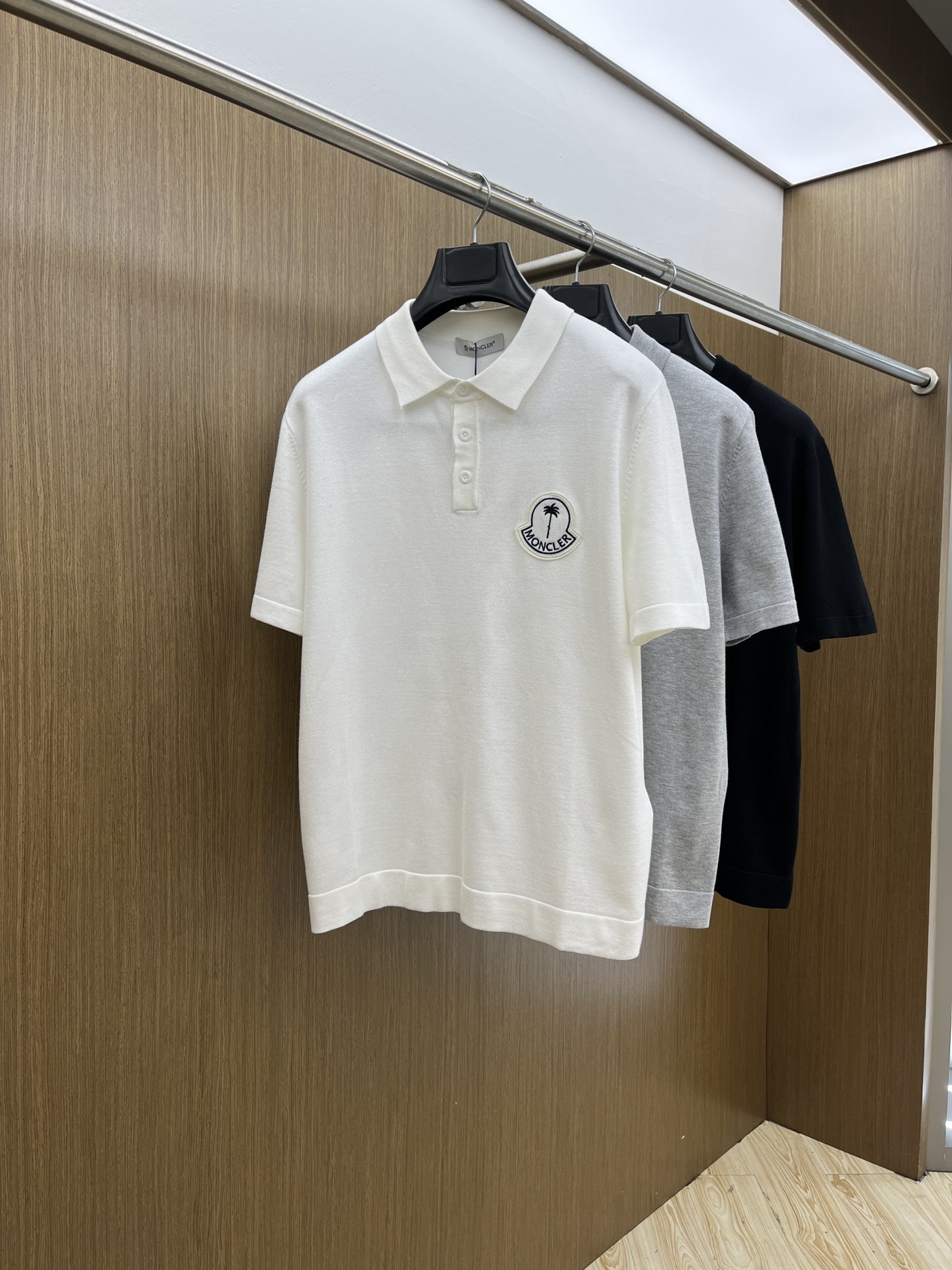 新品 Mon 🔥🔥春夏新品针织翻领Polo衫，进口纱线针织面料，手感柔软。胸前图案采用立体刺绣工艺，正面