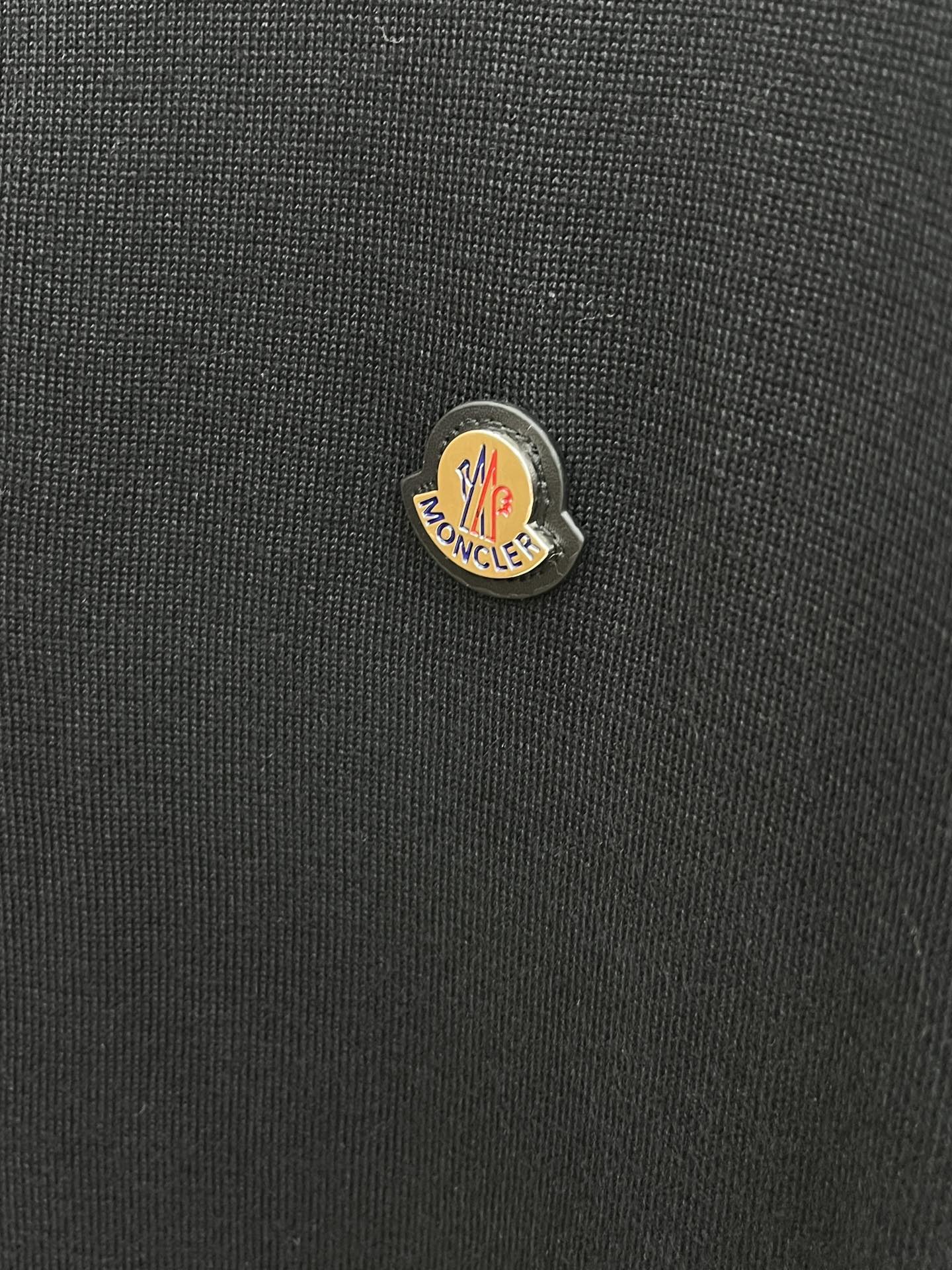 新品 Mon 🔥🔥春夏新品针织翻领Polo衫，进口纱线针织面料，手感柔软。胸前图案采用立体刺绣工艺，正面