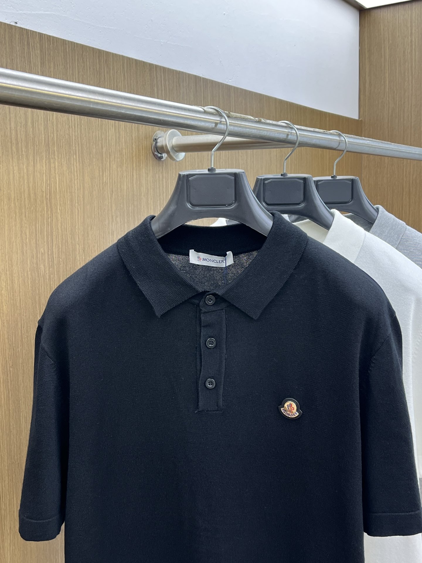 新品 Mon 🔥🔥春夏新品针织翻领Polo衫，进口纱线针织面料，手感柔软。胸前图案采用立体刺绣工艺，正面