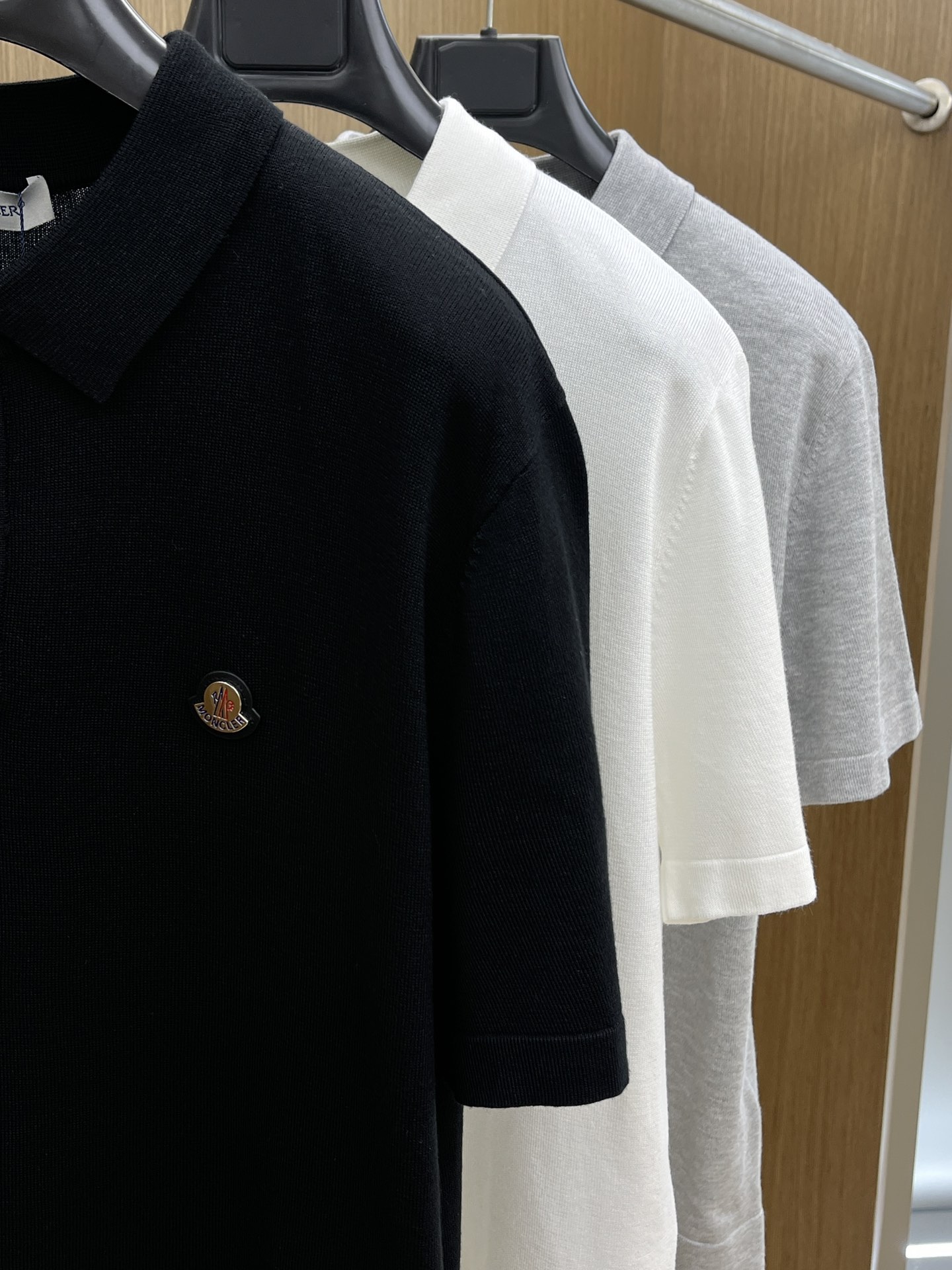 新品 Mon 🔥🔥春夏新品针织翻领Polo衫，进口纱线针织面料，手感柔软。胸前图案采用立体刺绣工艺，正面