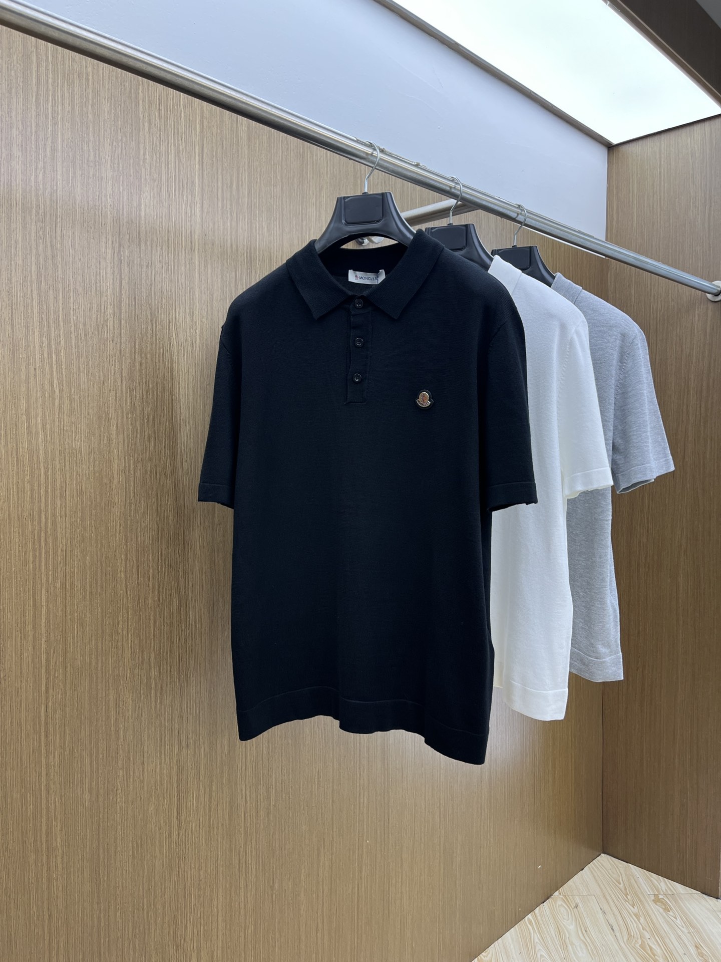 新品 Mon 🔥🔥春夏新品针织翻领Polo衫，进口纱线针织面料，手感柔软。胸前图案采用立体刺绣工艺，正面