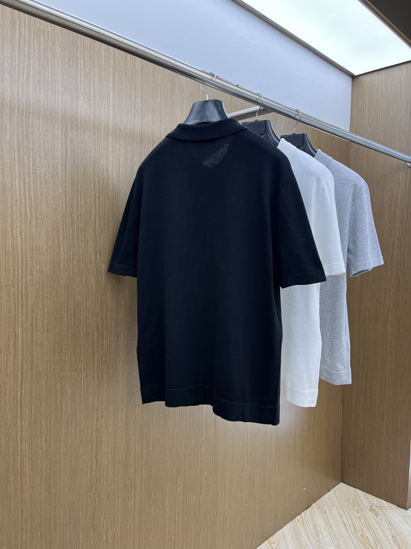 新品 Mon 🔥🔥春夏新品针织翻领Polo衫，进口纱线针织面料，手感柔软。胸前图案采用立体刺绣工艺，正面