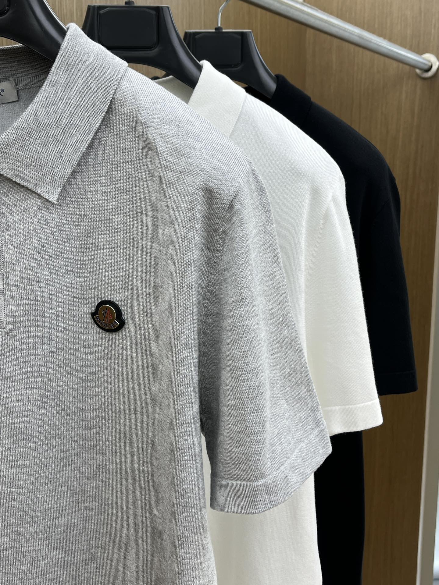 新品 Mon 🔥🔥春夏新品针织翻领Polo衫，进口纱线针织面料，手感柔软。胸前图案采用立体刺绣工艺，正面