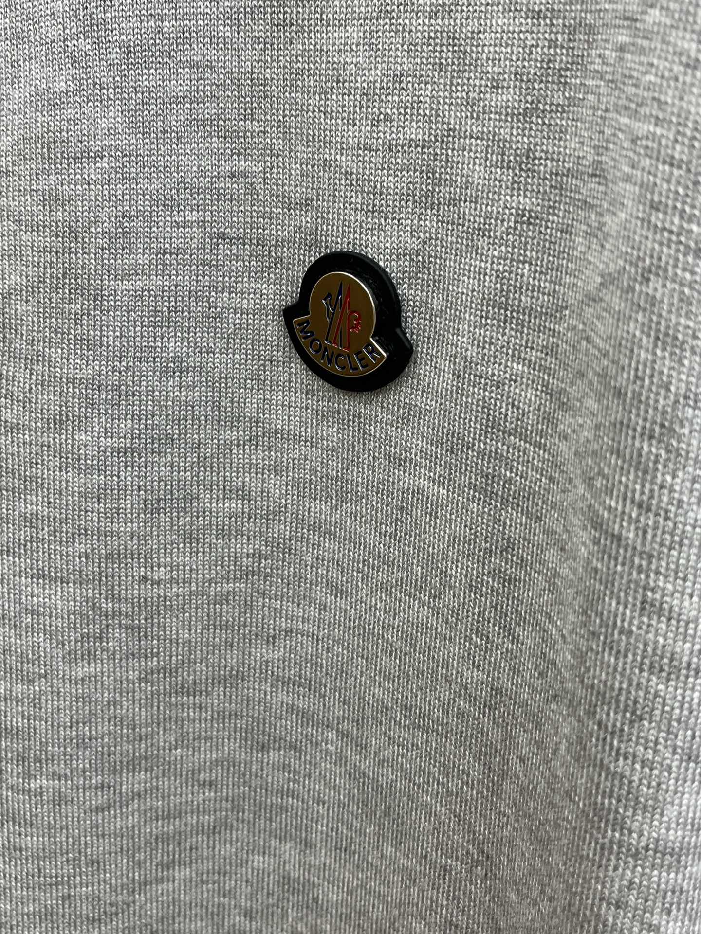 新品 Mon 🔥🔥春夏新品针织翻领Polo衫，进口纱线针织面料，手感柔软。胸前图案采用立体刺绣工艺，正面