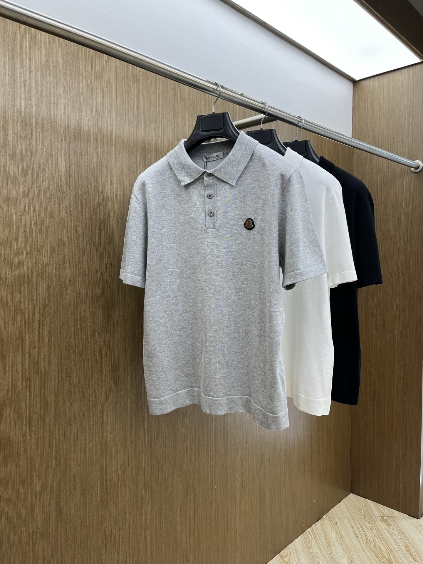 新品 Mon 🔥🔥春夏新品针织翻领Polo衫，进口纱线针织面料，手感柔软。胸前图案采用立体刺绣工艺，正面