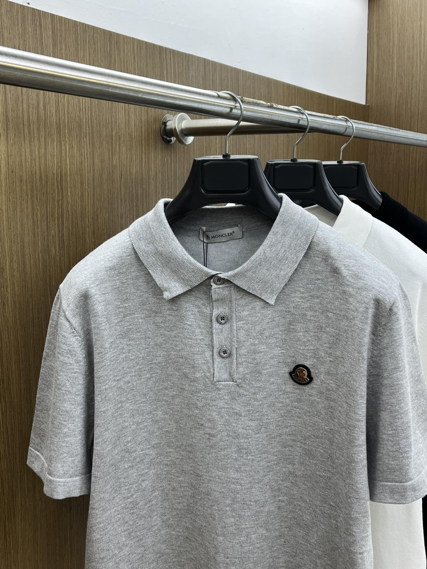 新品 Mon 🔥🔥春夏新品针织翻领Polo衫，进口纱线针织面料，手感柔软。胸前图案采用立体刺绣工艺，正面