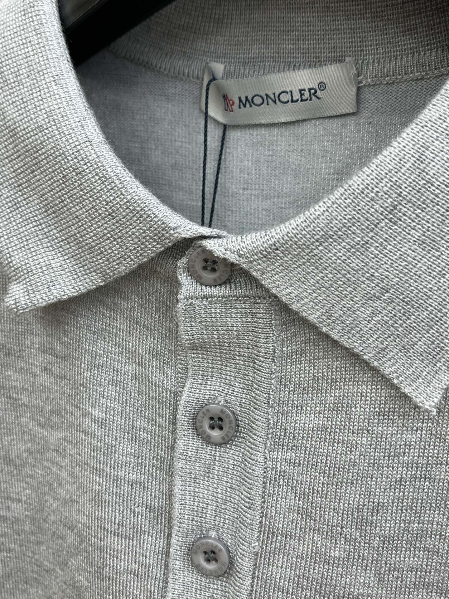 新品 Mon 🔥🔥春夏新品针织翻领Polo衫，进口纱线针织面料，手感柔软。胸前图案采用立体刺绣工艺，正面