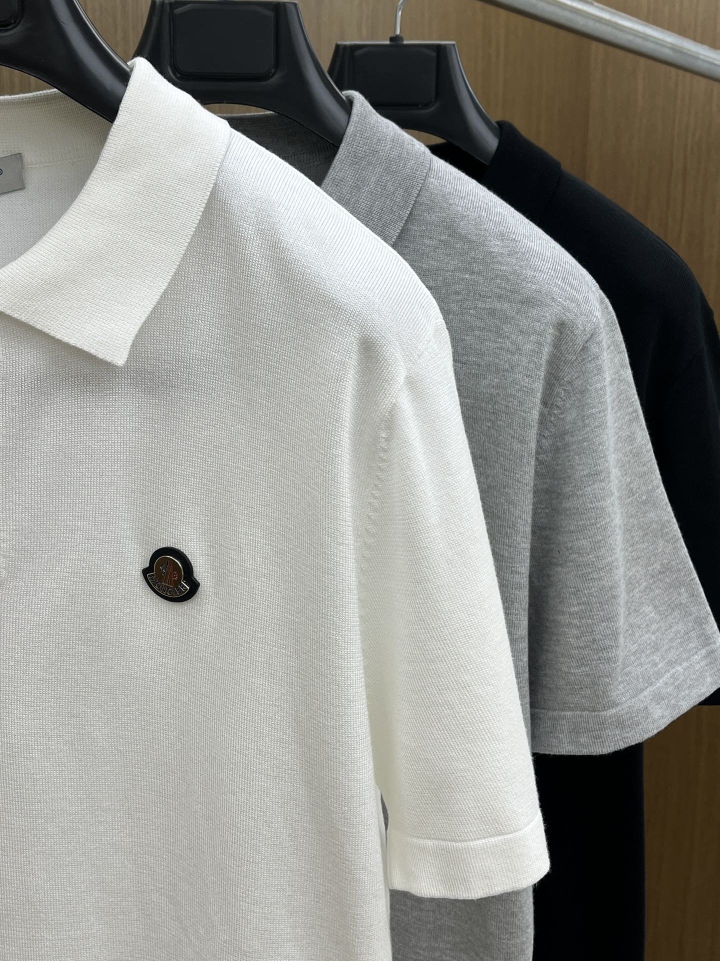 新品 Mon 🔥🔥春夏新品针织翻领Polo衫，进口纱线针织面料，手感柔软。胸前图案采用立体刺绣工艺，正面