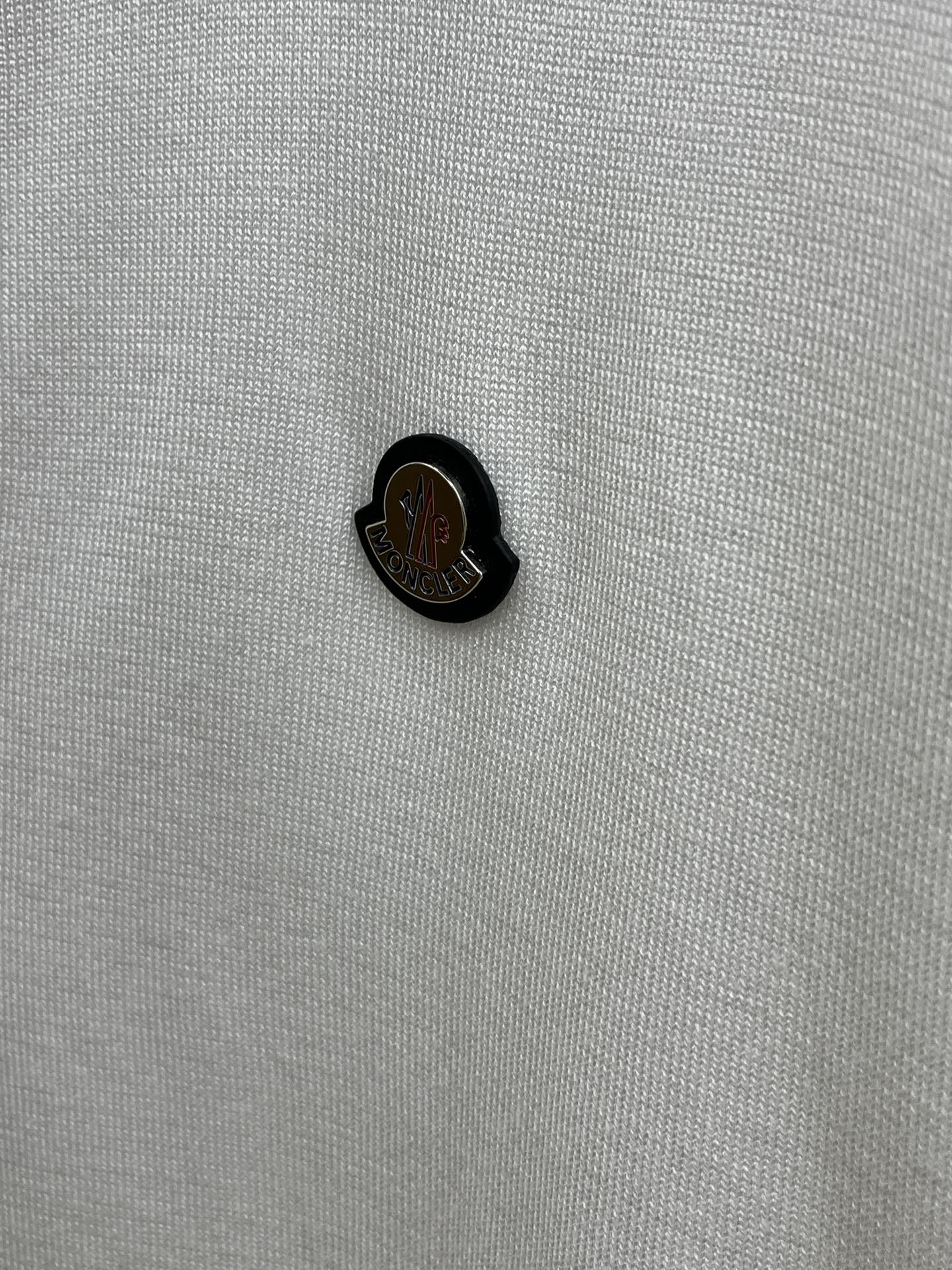 新品 Mon 🔥🔥春夏新品针织翻领Polo衫，进口纱线针织面料，手感柔软。胸前图案采用立体刺绣工艺，正面