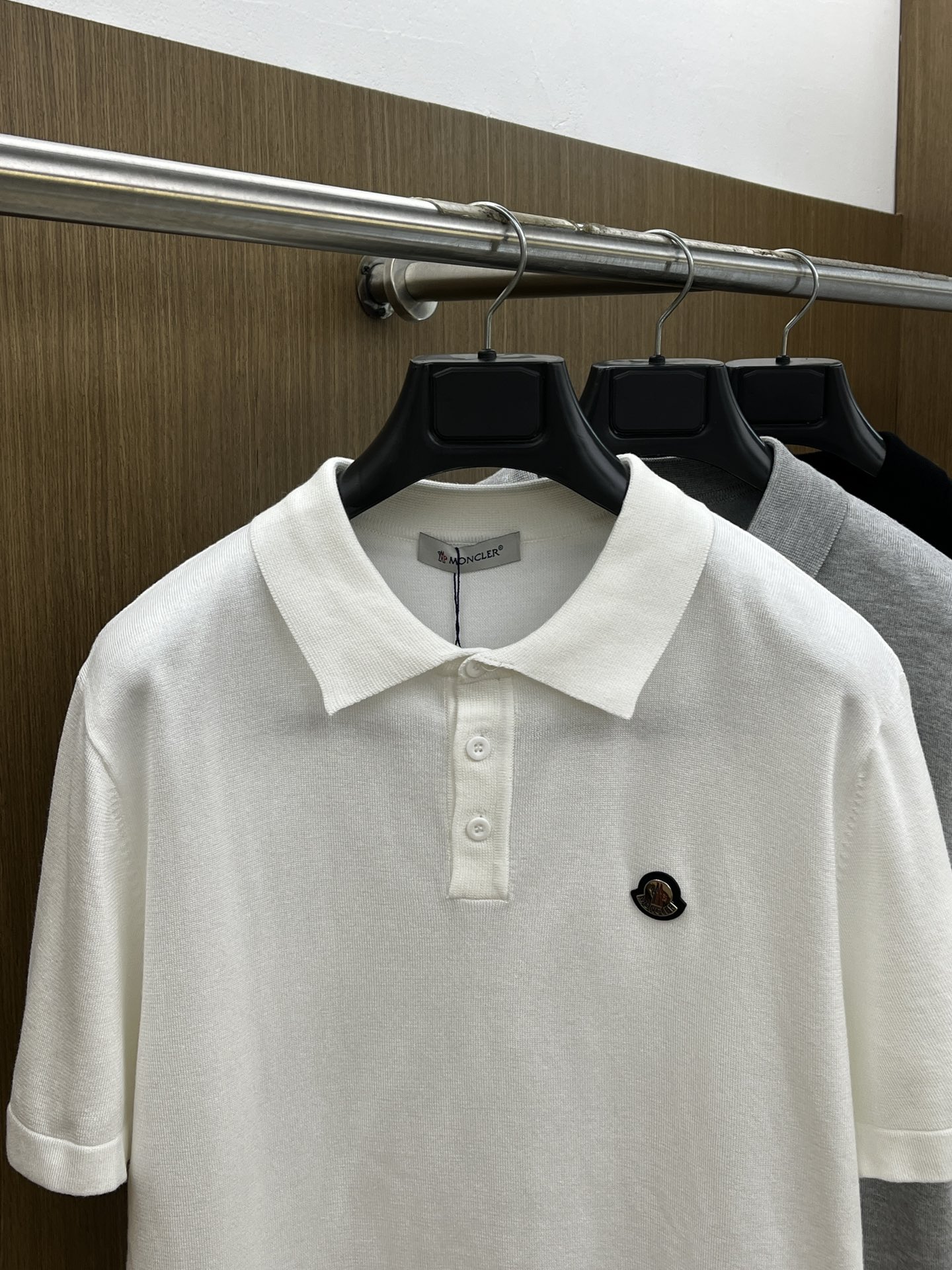 新品 Mon 🔥🔥春夏新品针织翻领Polo衫，进口纱线针织面料，手感柔软。胸前图案采用立体刺绣工艺，正面