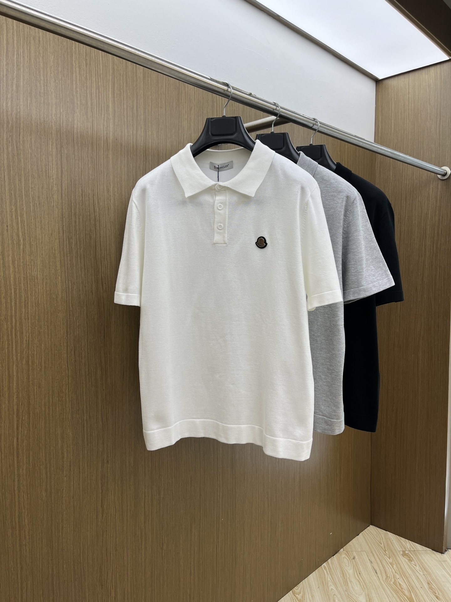 新品 Mon 🔥🔥春夏新品针织翻领Polo衫，进口纱线针织面料，手感柔软。胸前图案采用立体刺绣工艺，正面