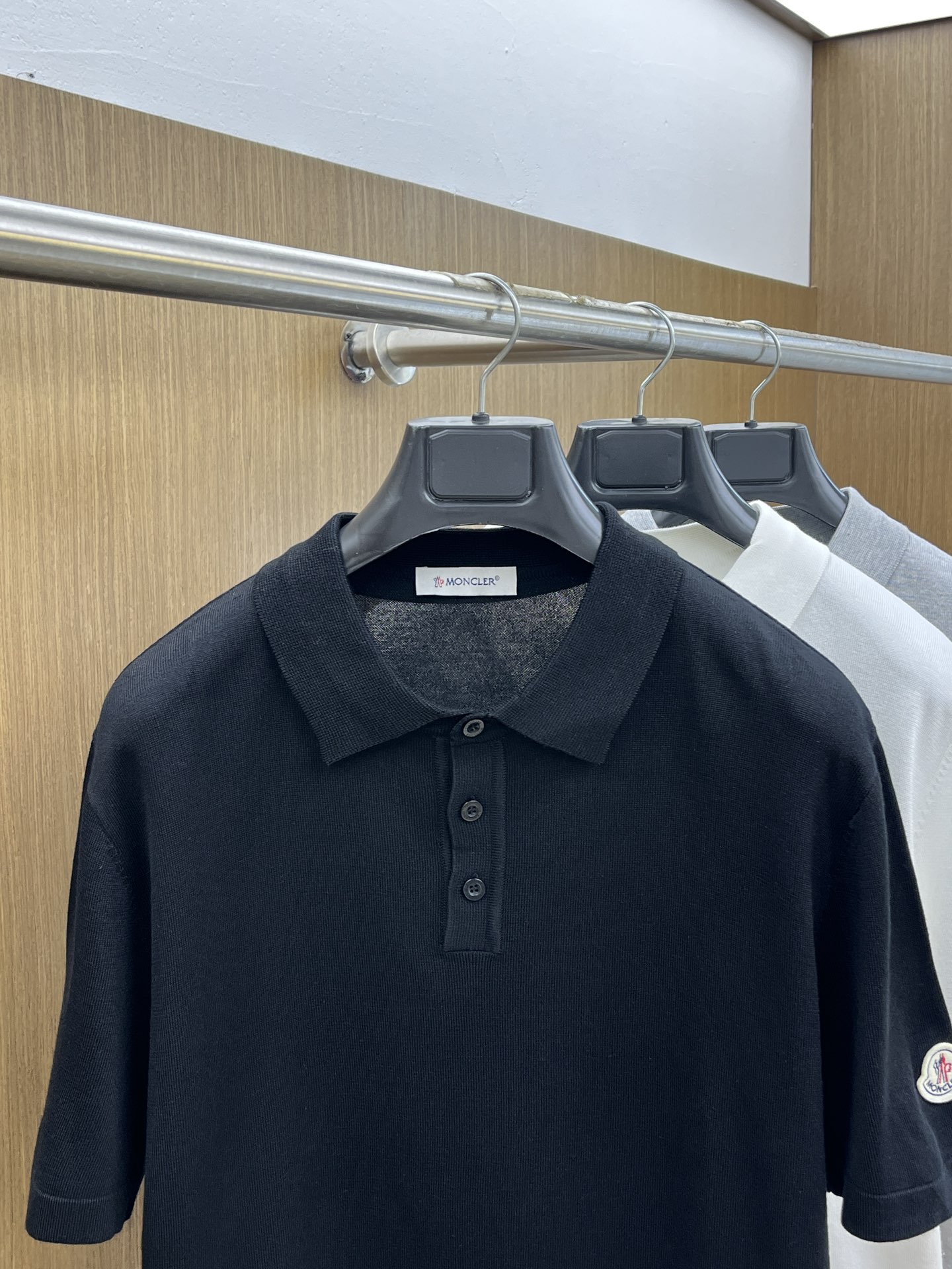 新品 Mon 🔥🔥春夏新品针织翻领Polo衫，进口纱线针织面料，手感柔软。胸前图案采用立体刺绣工艺，正面