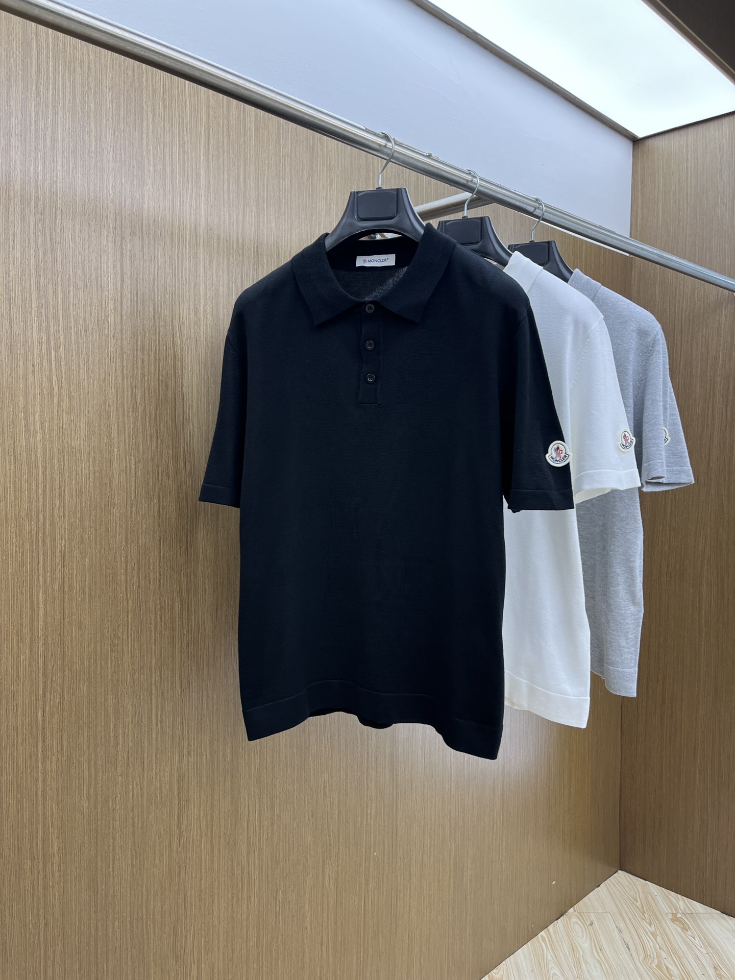 新品 Mon 🔥🔥春夏新品针织翻领Polo衫，进口纱线针织面料，手感柔软。胸前图案采用立体刺绣工艺，正面