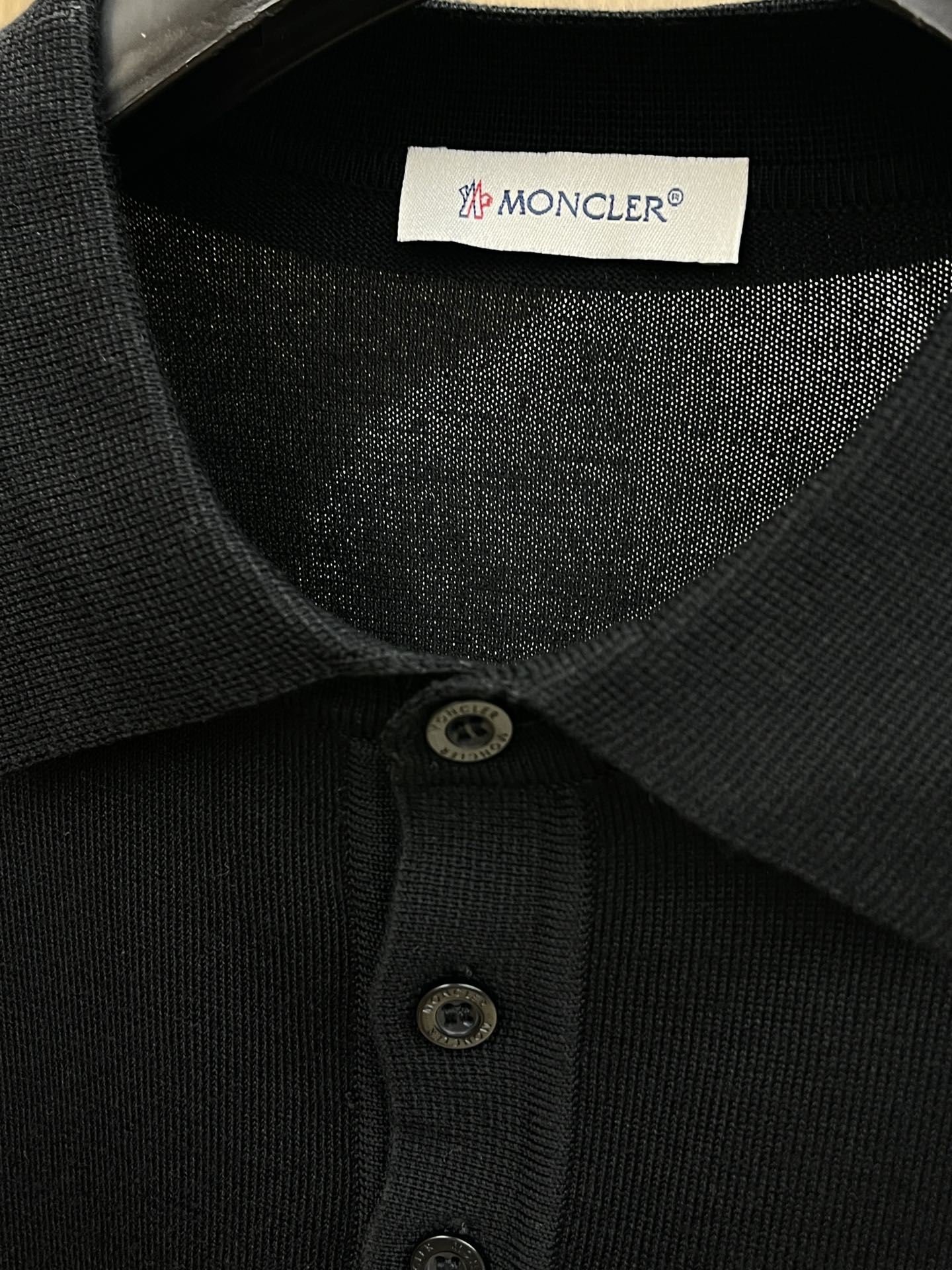 新品 Mon 🔥🔥春夏新品针织翻领Polo衫，进口纱线针织面料，手感柔软。胸前图案采用立体刺绣工艺，正面
