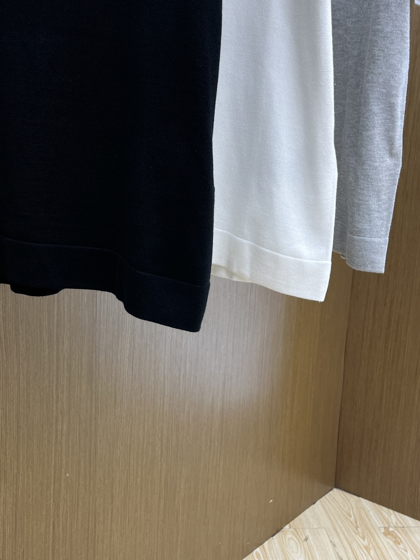 新品 Mon 🔥🔥春夏新品针织翻领Polo衫，进口纱线针织面料，手感柔软。胸前图案采用立体刺绣工艺，正面