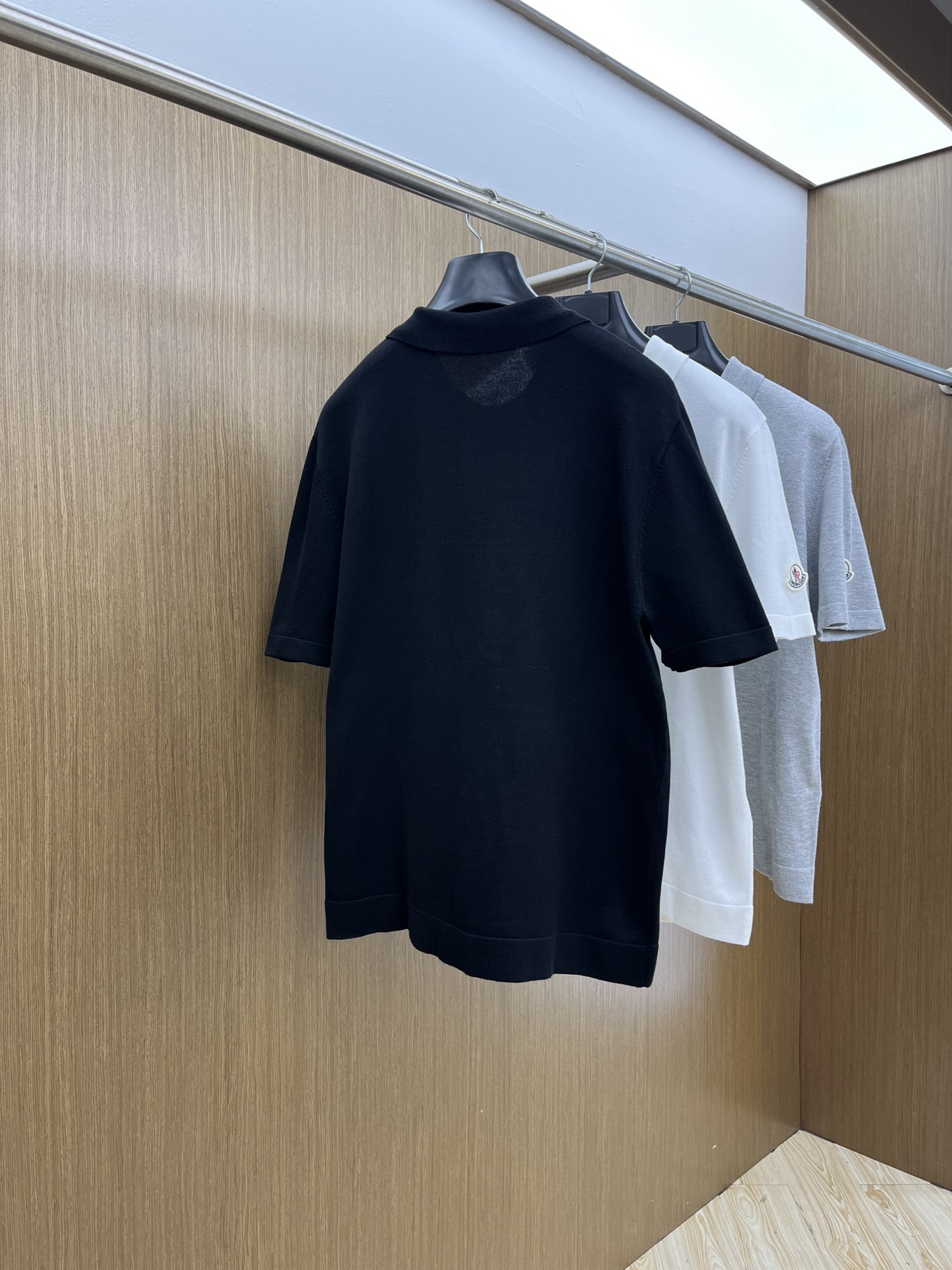 新品 Mon 🔥🔥春夏新品针织翻领Polo衫，进口纱线针织面料，手感柔软。胸前图案采用立体刺绣工艺，正面