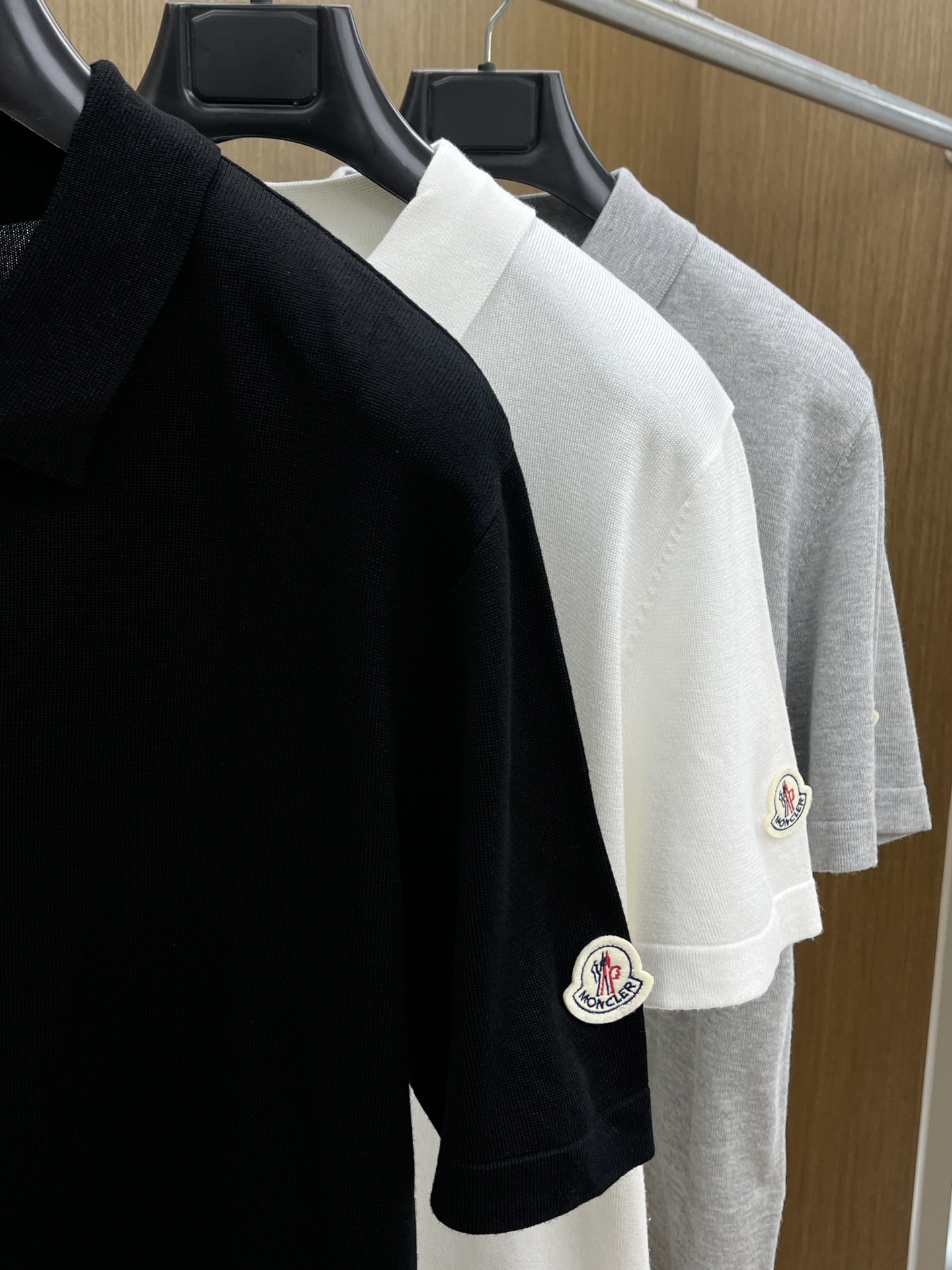 新品 Mon 🔥🔥春夏新品针织翻领Polo衫，进口纱线针织面料，手感柔软。胸前图案采用立体刺绣工艺，正面