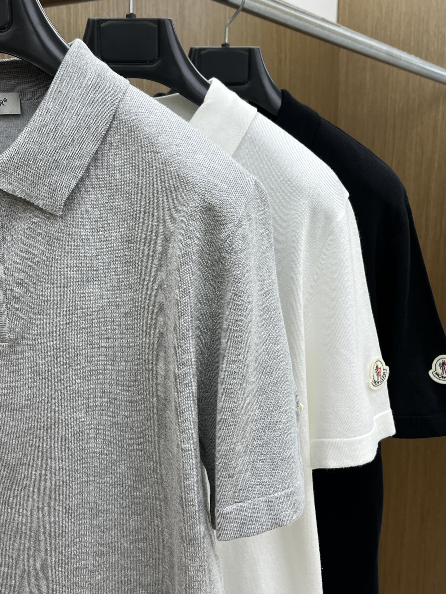 新品 Mon 🔥🔥春夏新品针织翻领Polo衫，进口纱线针织面料，手感柔软。胸前图案采用立体刺绣工艺，正面
