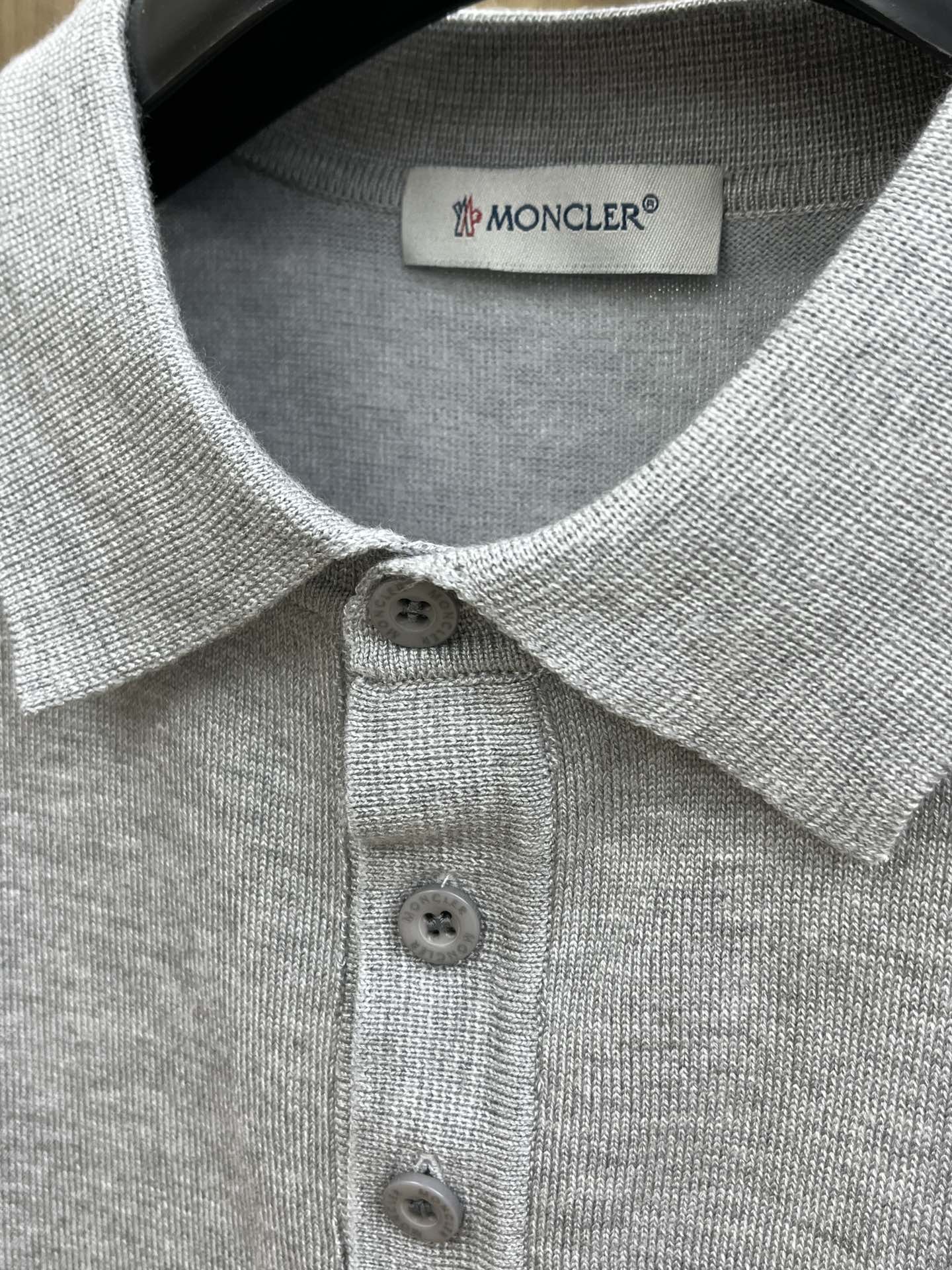 新品 Mon 🔥🔥春夏新品针织翻领Polo衫，进口纱线针织面料，手感柔软。胸前图案采用立体刺绣工艺，正面