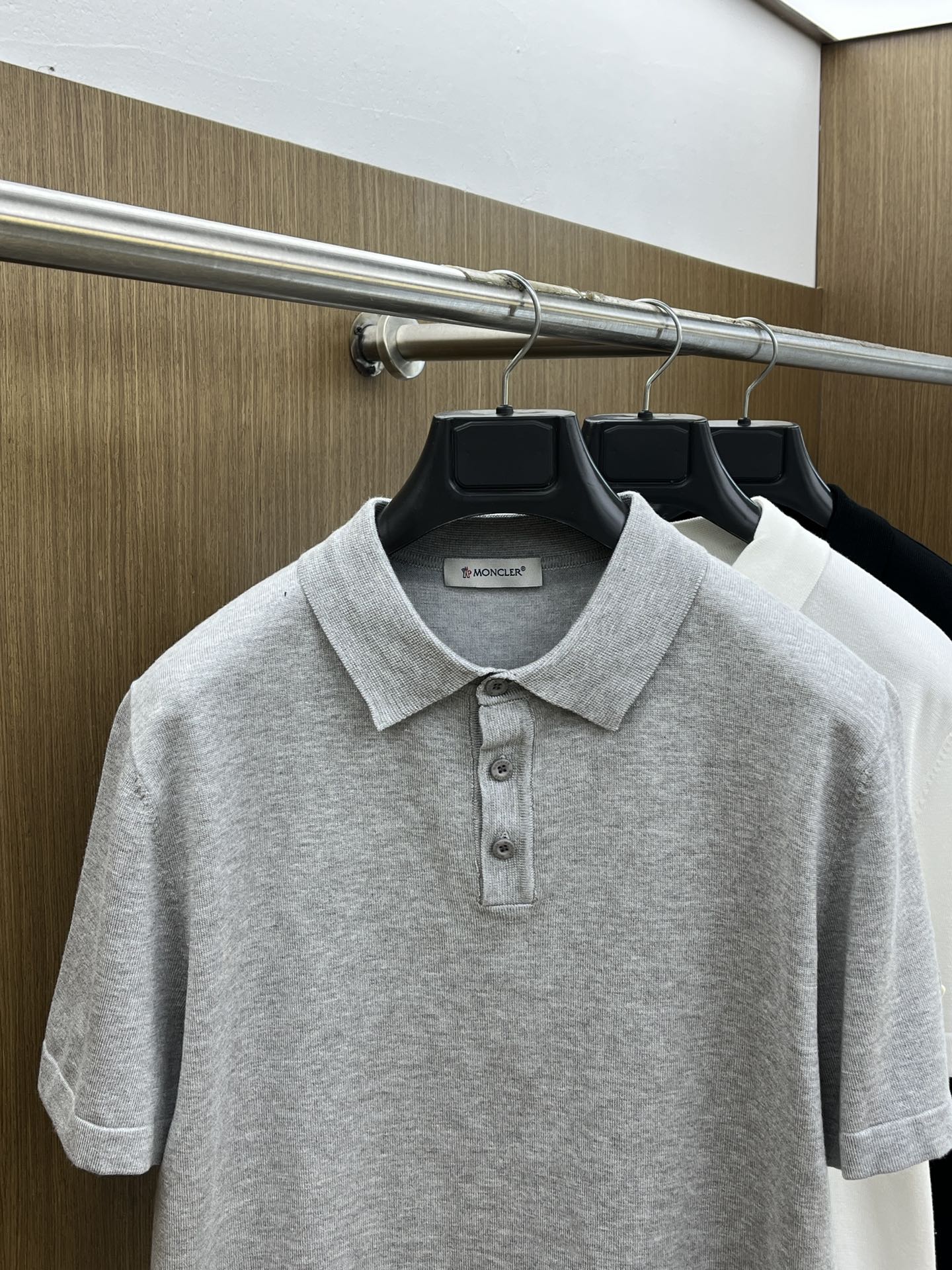 新品 Mon 🔥🔥春夏新品针织翻领Polo衫，进口纱线针织面料，手感柔软。胸前图案采用立体刺绣工艺，正面