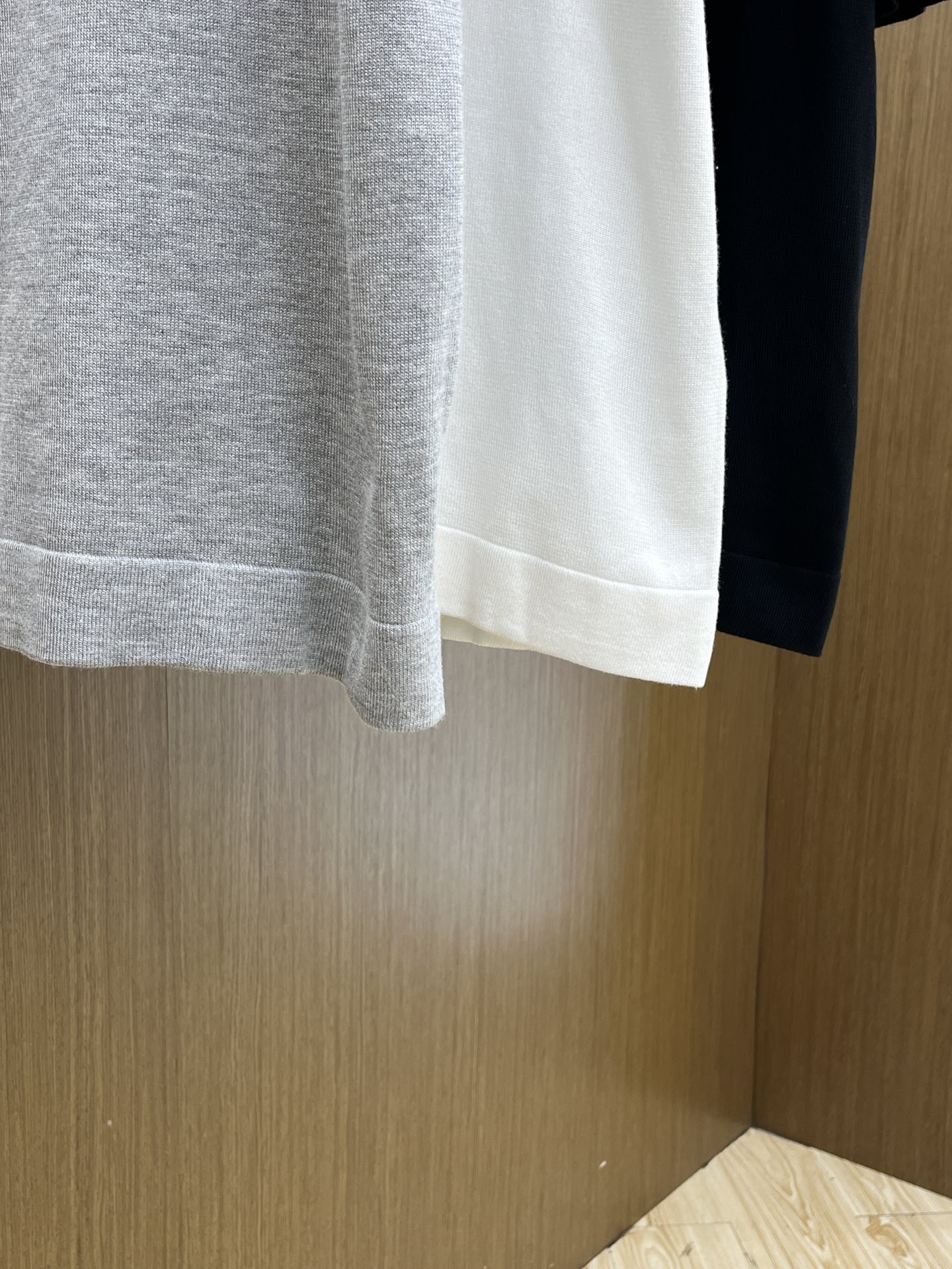 新品 Mon 🔥🔥春夏新品针织翻领Polo衫，进口纱线针织面料，手感柔软。胸前图案采用立体刺绣工艺，正面