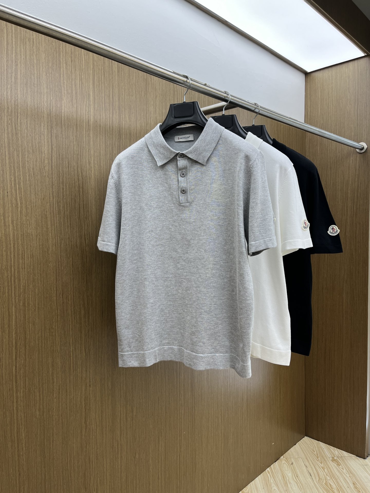 新品 Mon 🔥🔥春夏新品针织翻领Polo衫，进口纱线针织面料，手感柔软。胸前图案采用立体刺绣工艺，正面