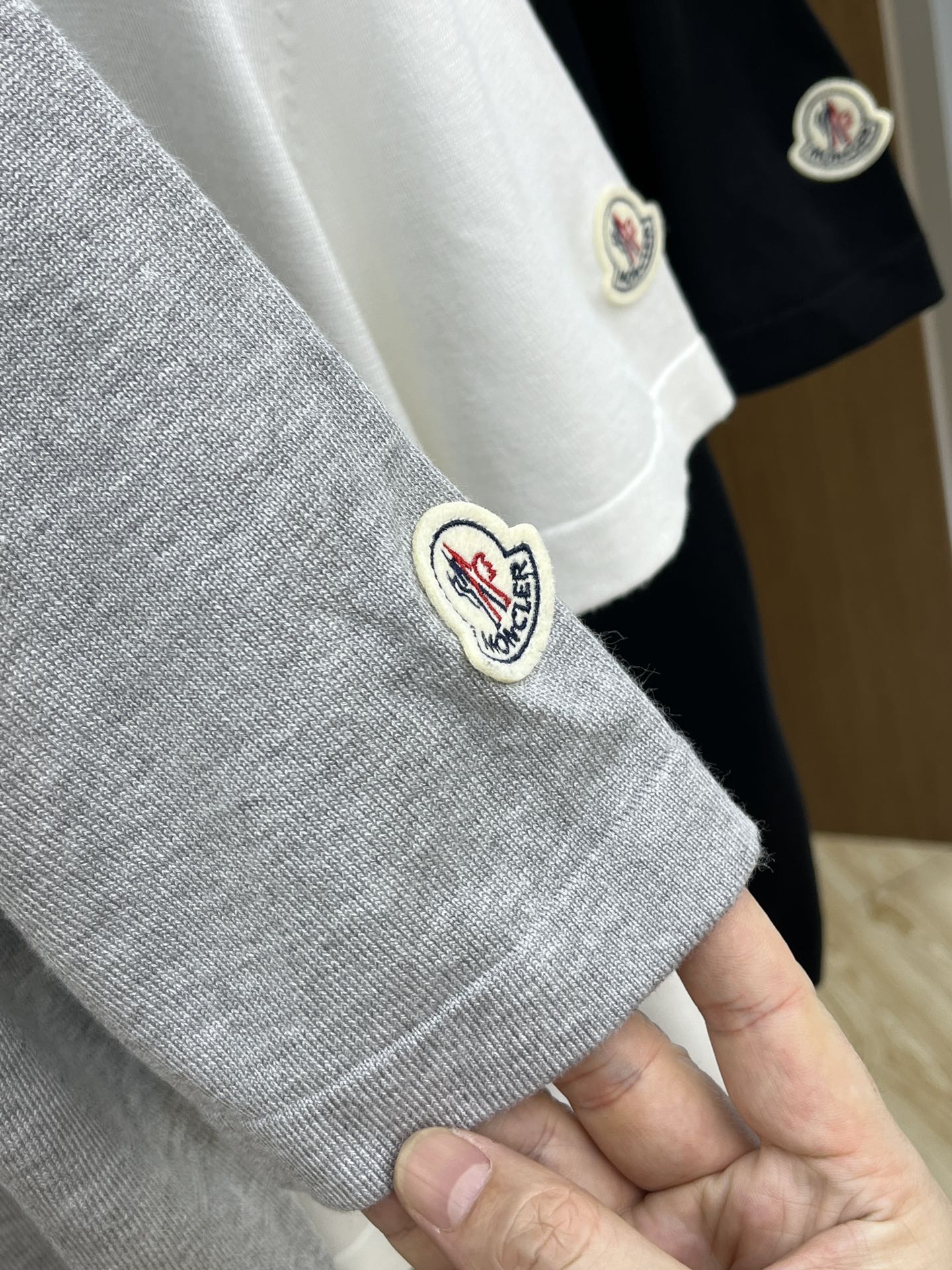 新品 Mon 🔥🔥春夏新品针织翻领Polo衫，进口纱线针织面料，手感柔软。胸前图案采用立体刺绣工艺，正面