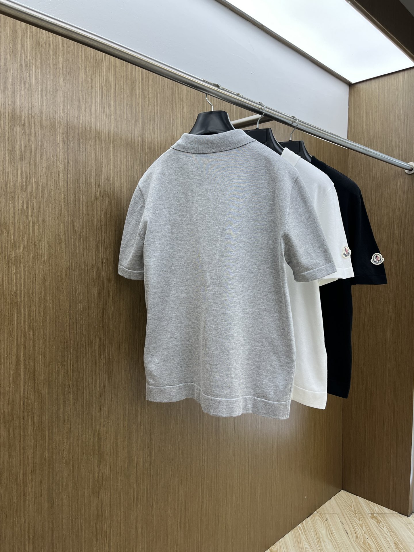 新品 Mon 🔥🔥春夏新品针织翻领Polo衫，进口纱线针织面料，手感柔软。胸前图案采用立体刺绣工艺，正面