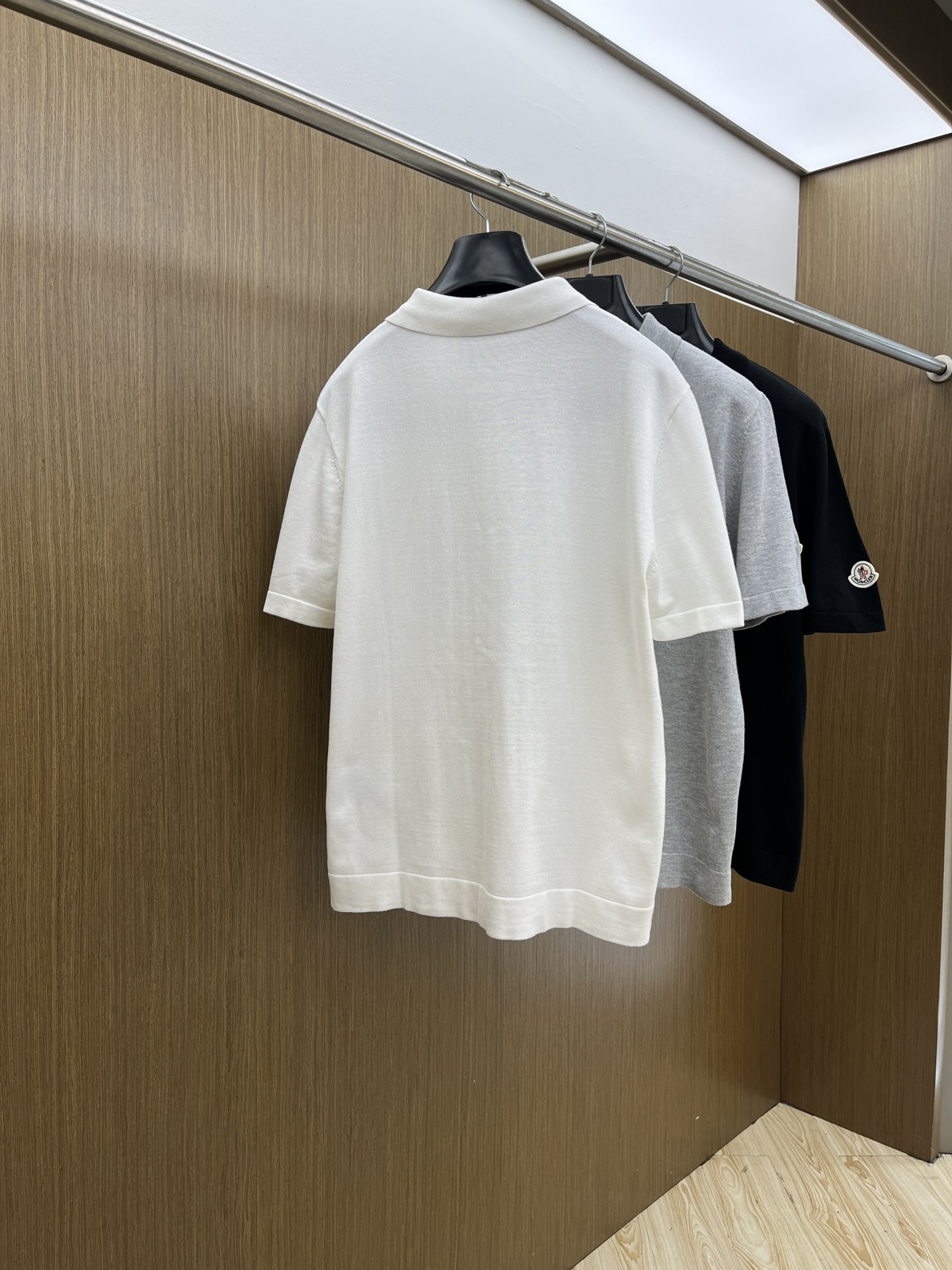 新品 Mon 🔥🔥春夏新品针织翻领Polo衫，进口纱线针织面料，手感柔软。胸前图案采用立体刺绣工艺，正面